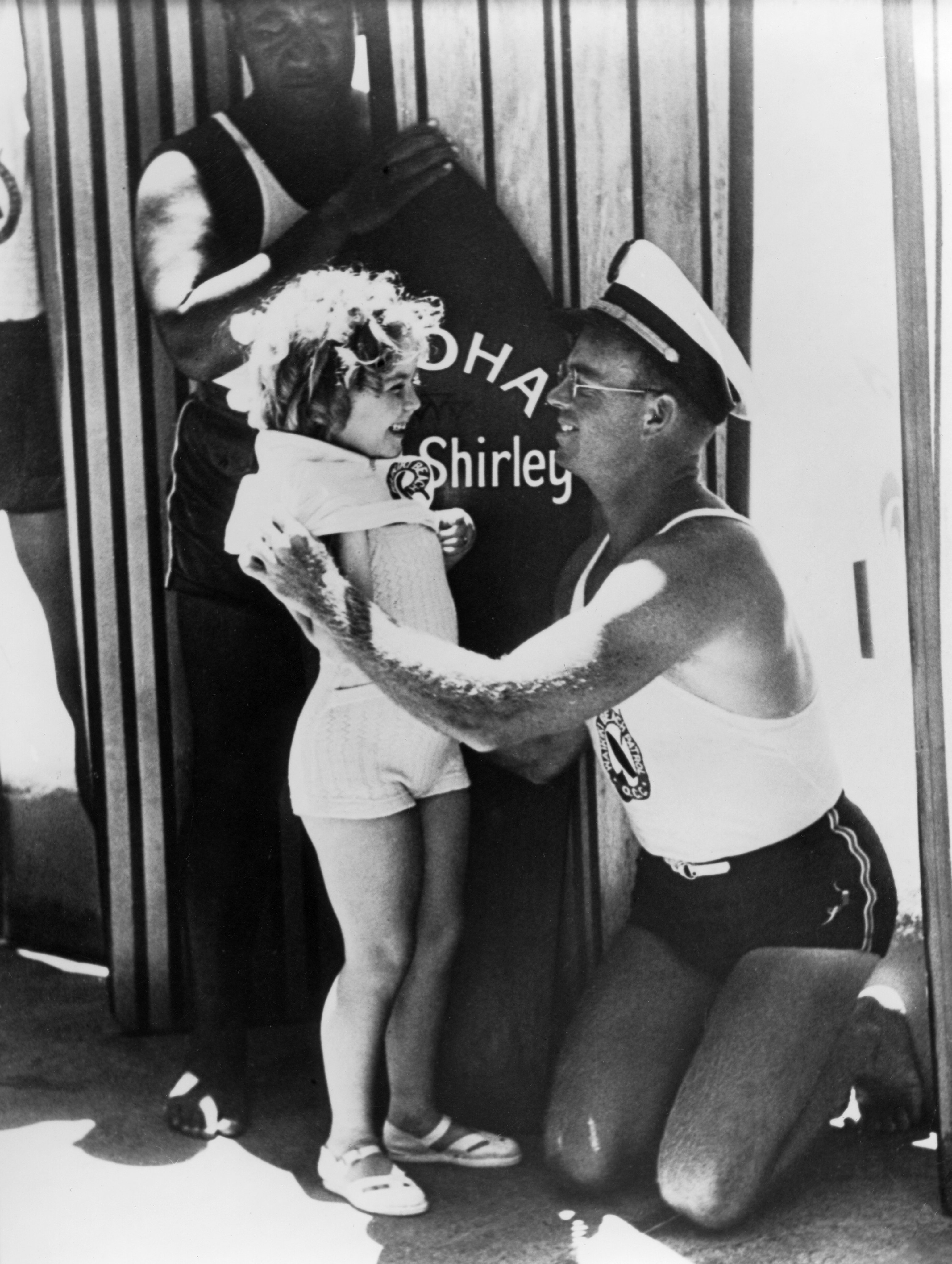Temple, Shirley - Actress, Diplomat, USA - *23.04.1928- Portrait On Waikiki Beach, Hawaii,becoming a honorary member of the &#039;Hawaii-Club&#039; - 1936 Vintage property of ullstein bild
