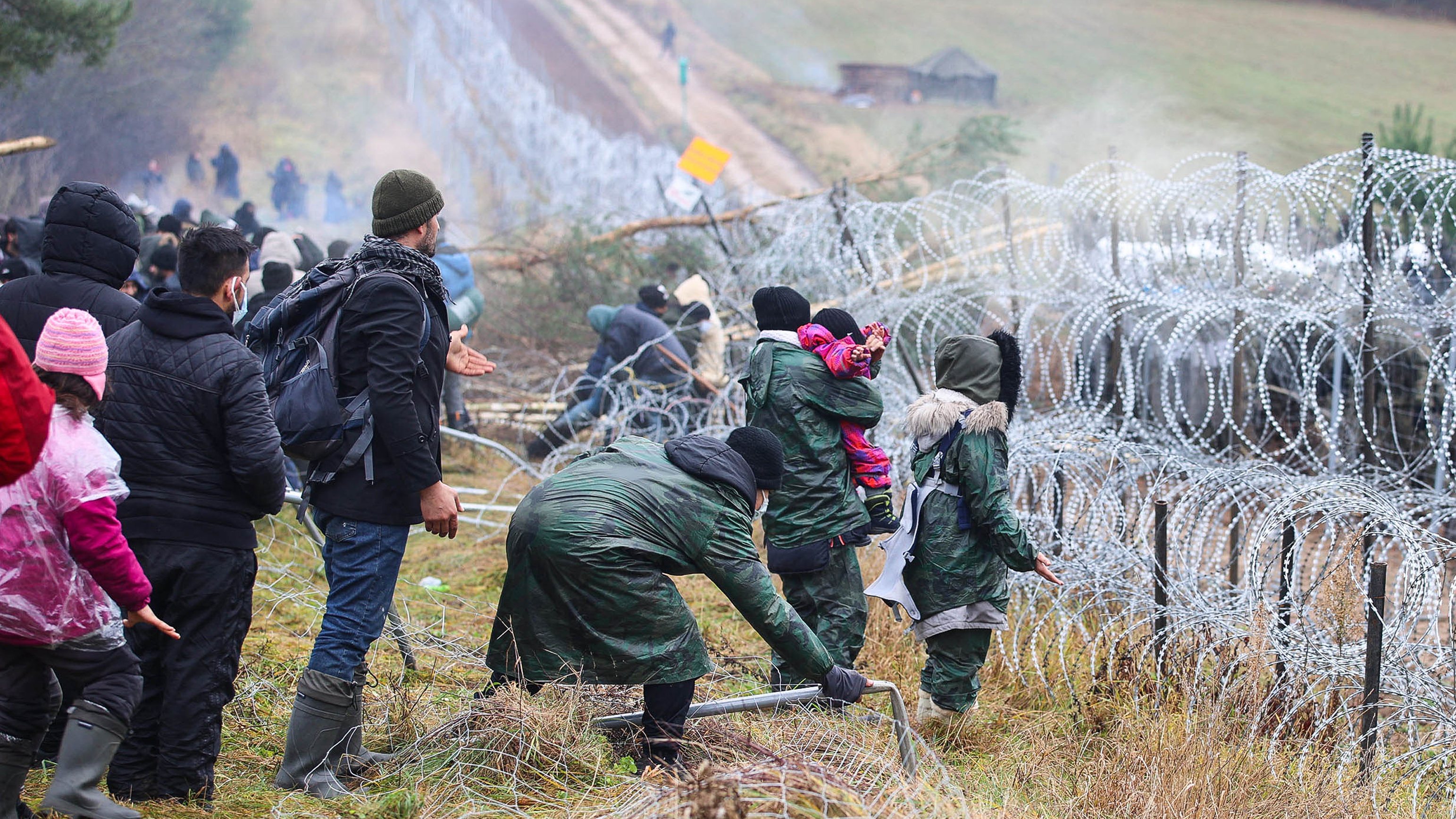 Migrantes encaminhados na fronteira Bielorrússia com a Polónia