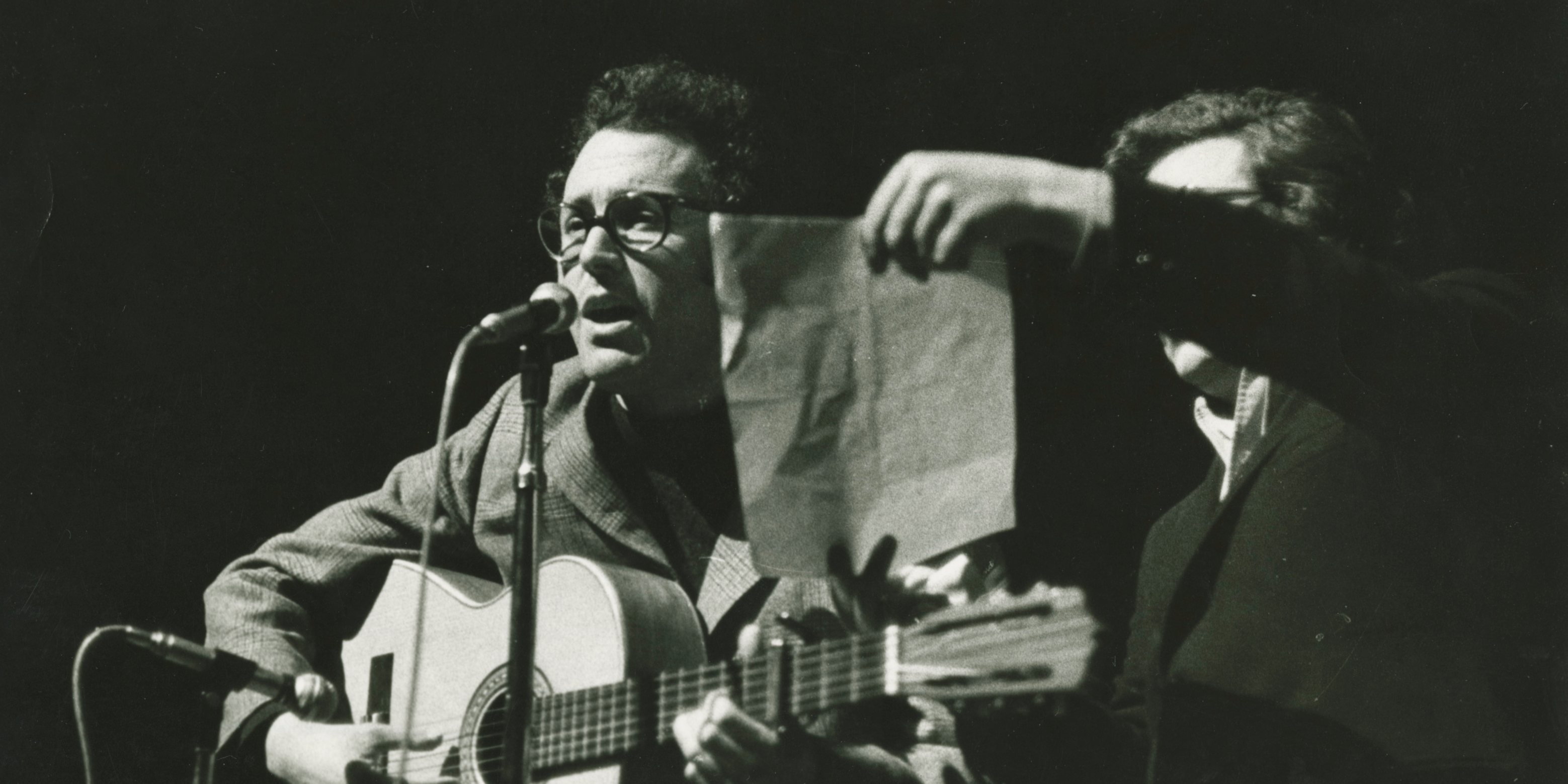 José Afonso em palco, ele que em 1971 haveria de lançar um dos discos fundamentais da criação musical nacional: &quot;Cantigas do Maio&quot;