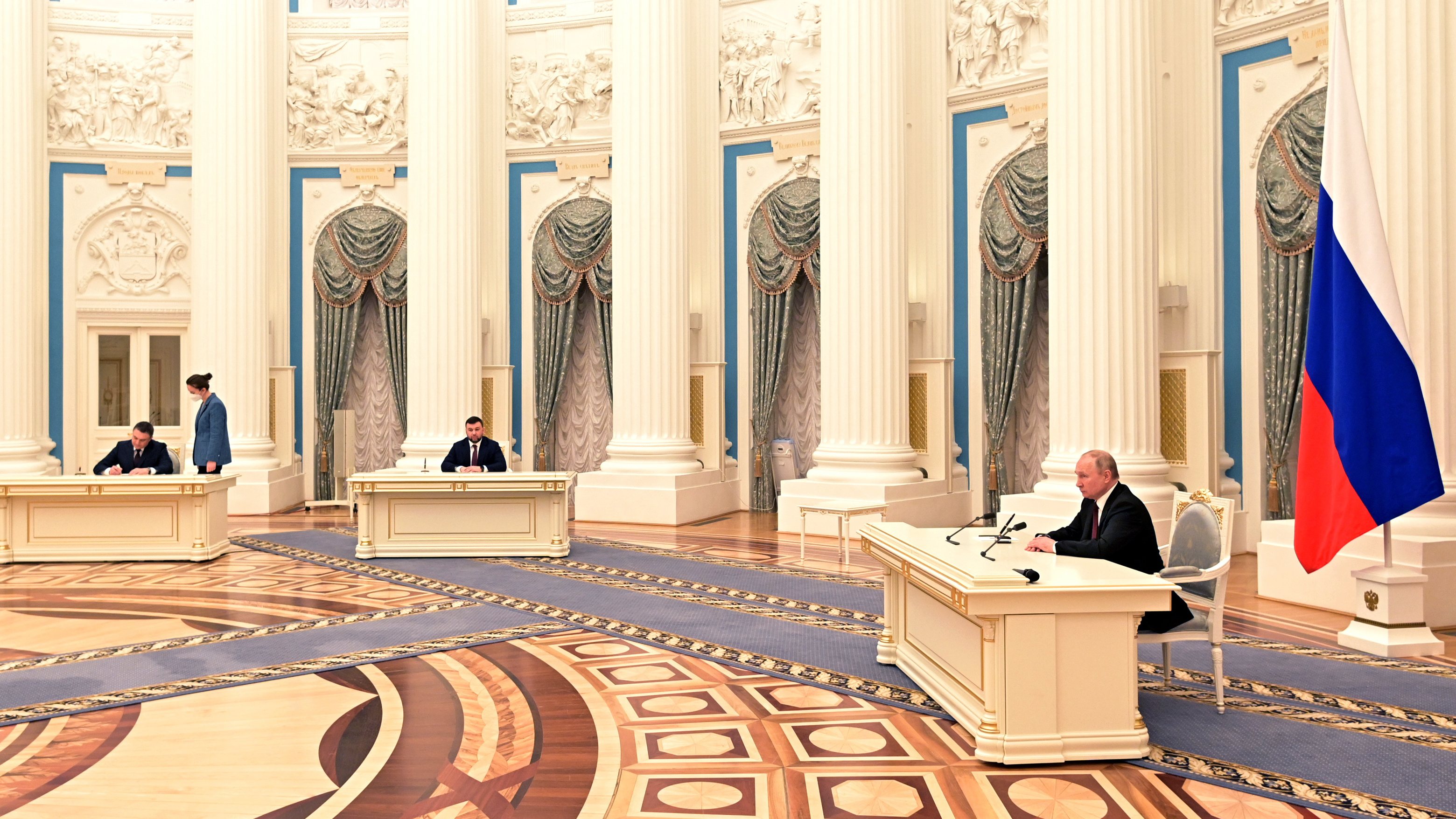 Russian President Putin signs decrees to recognize independence of Donetsk and Lugansk People&#039;s Republics