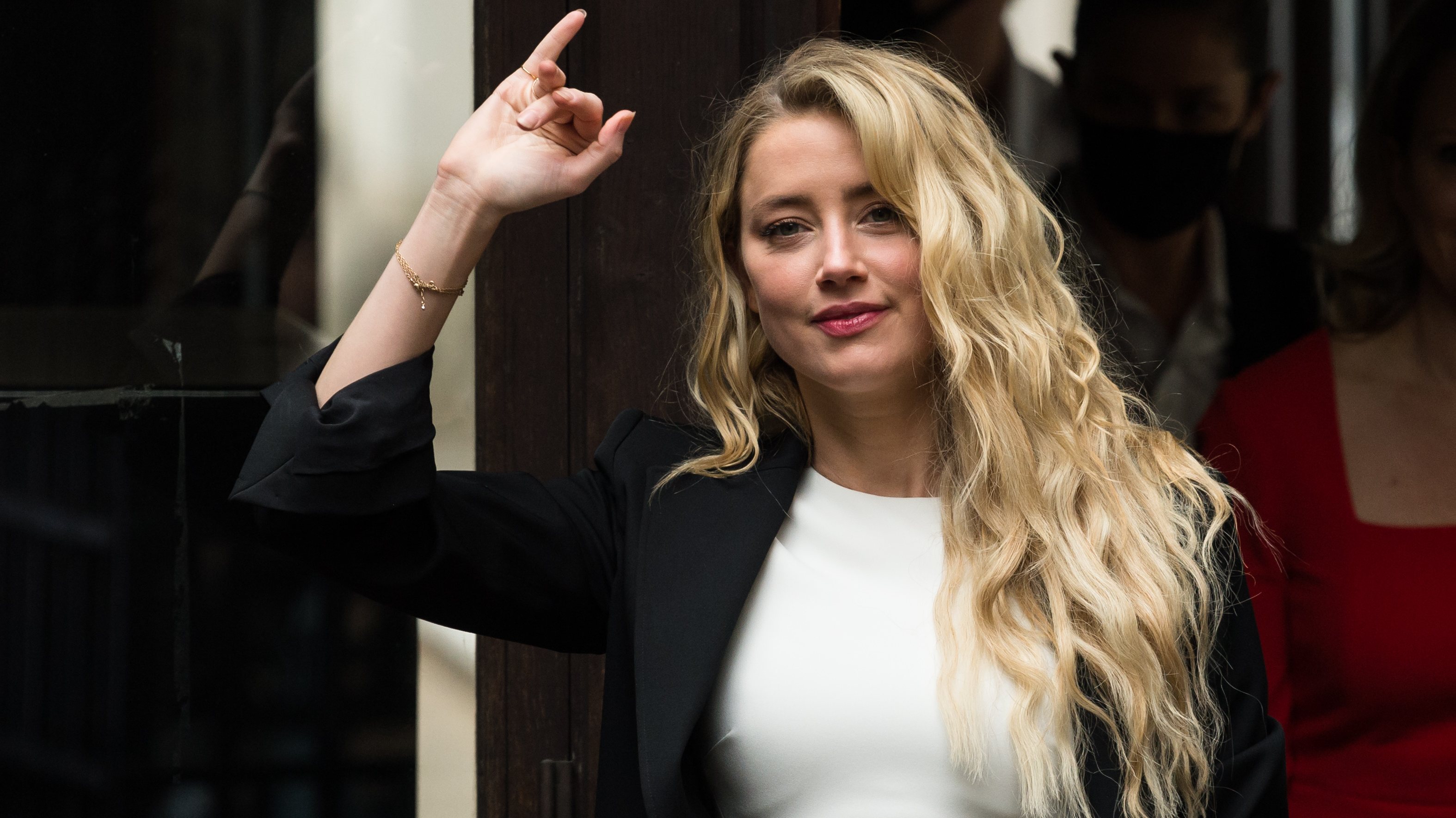 Advogada diz que Amber Heard não pode pagar 14 milhões a Johnny Depp