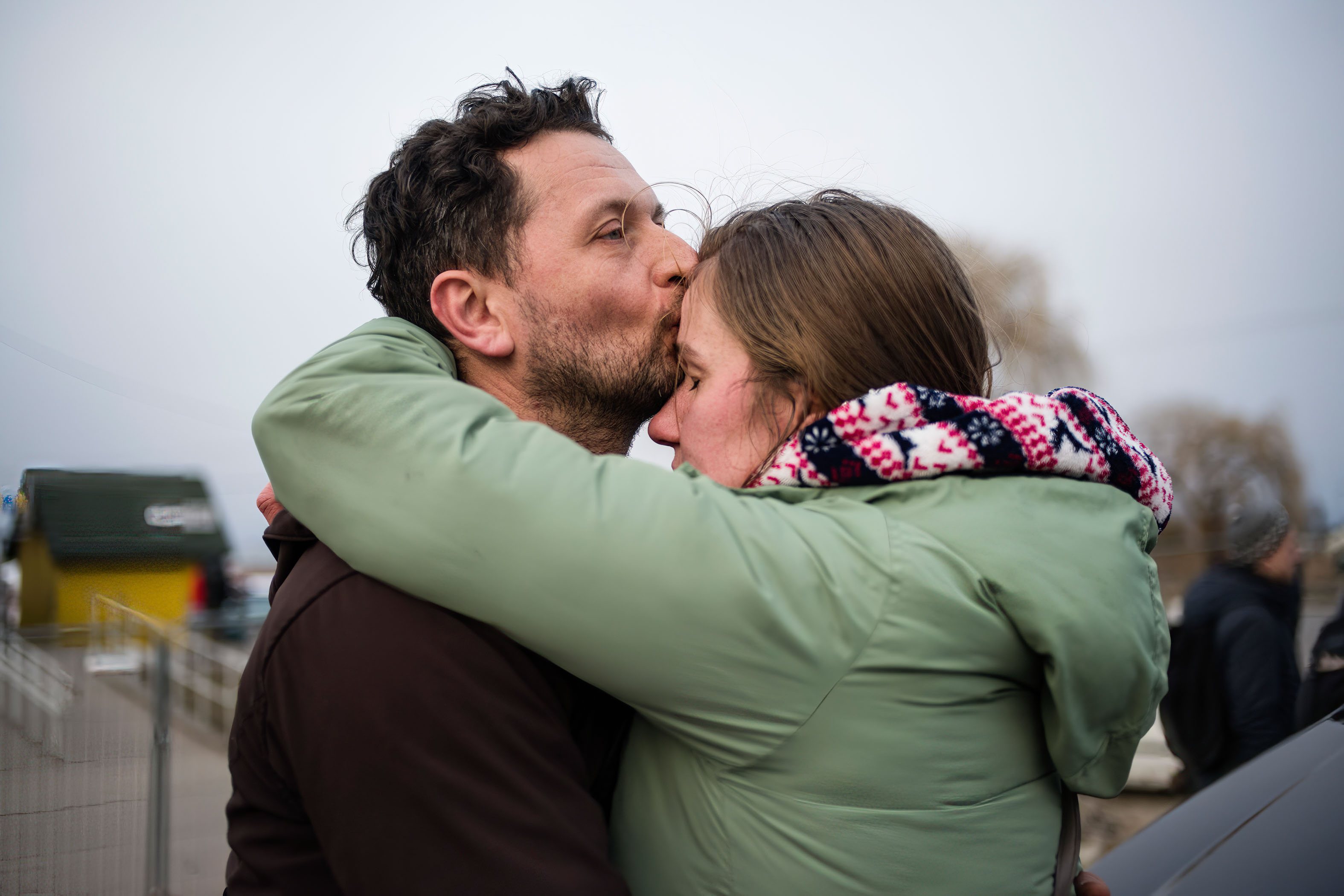 Um casal abraça-se após a chegada à fronteira polaca