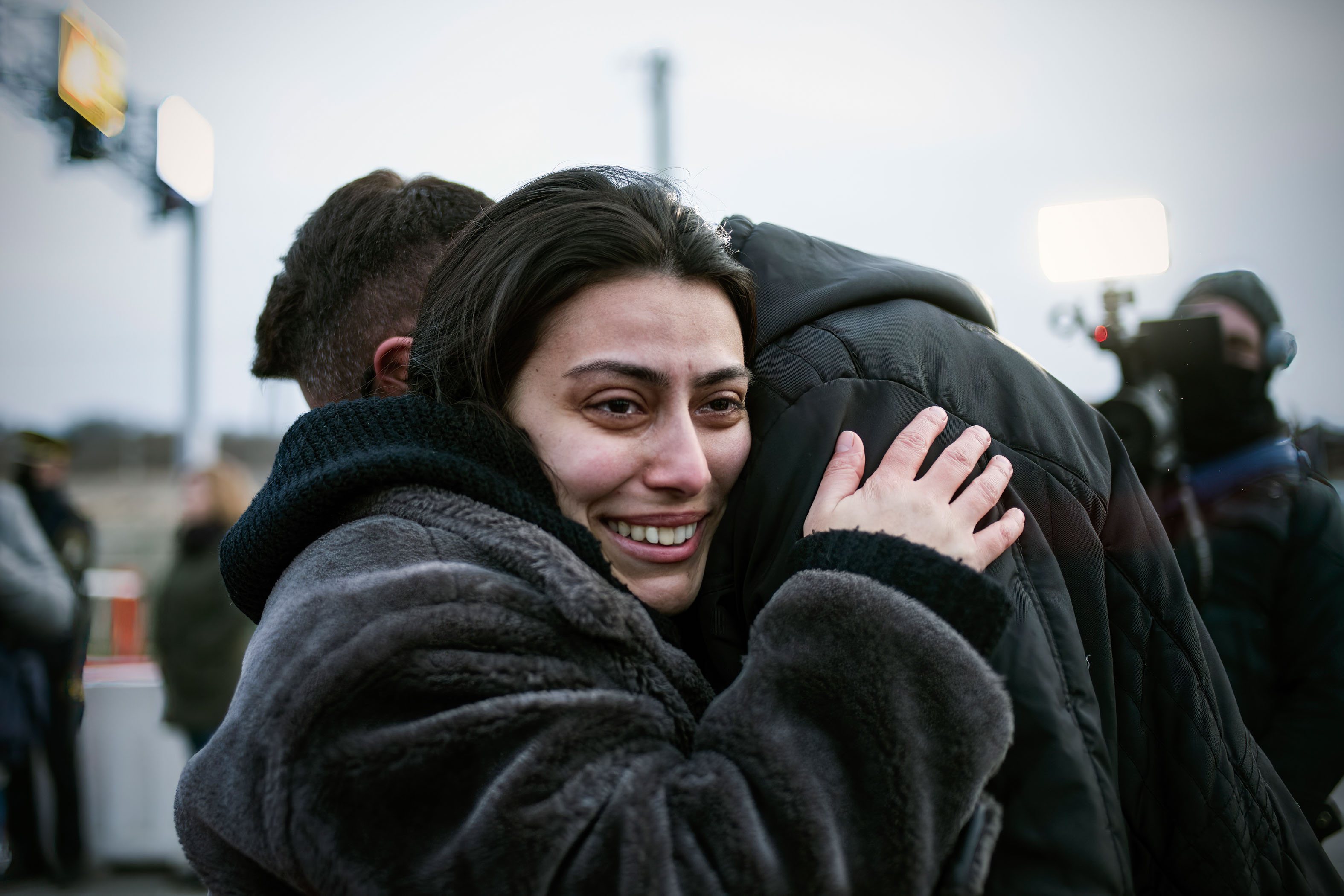 Um casal abraça-se após a chegada à fronteira polaca