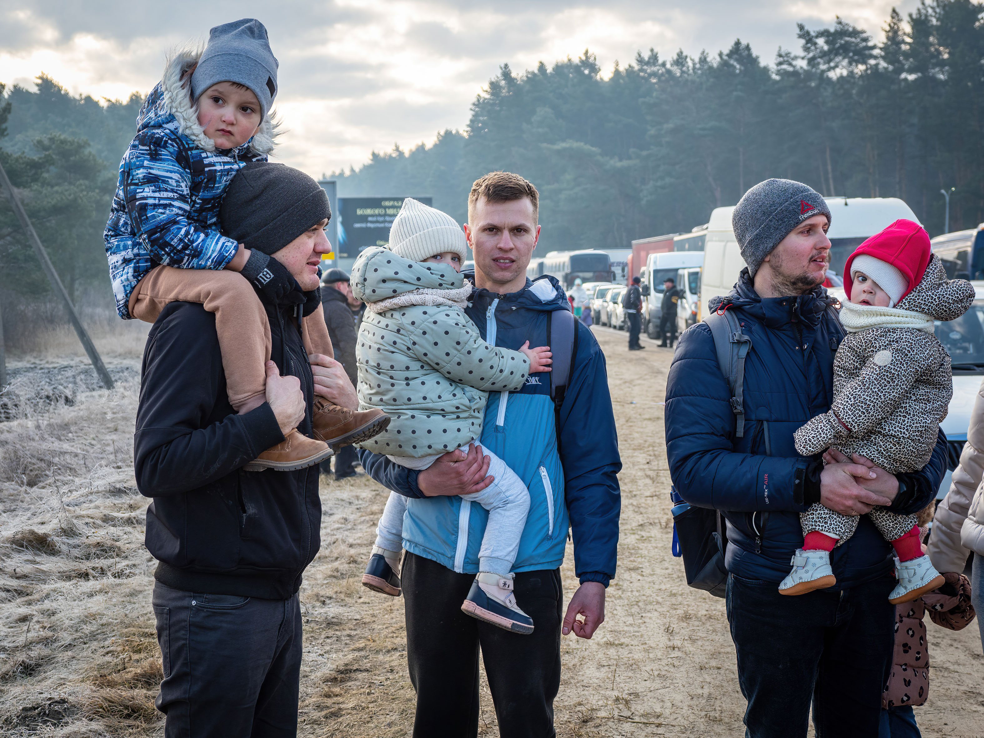 Refugiados da guerra da Ucrânia caminham em direção à fronteira polaca