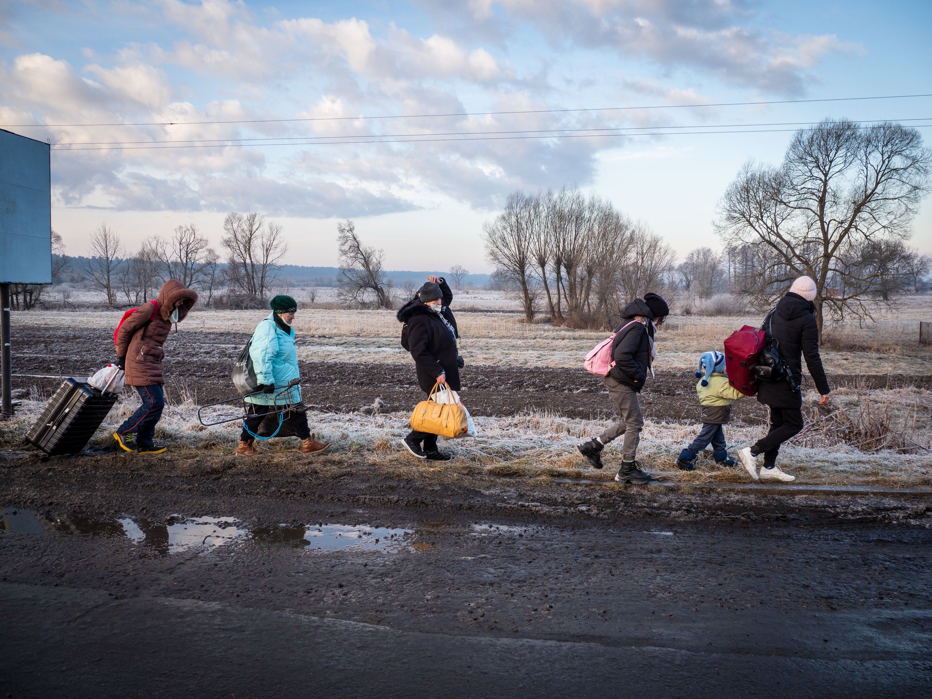 Refugiados deslocam-se em direção à fronteira polaca
