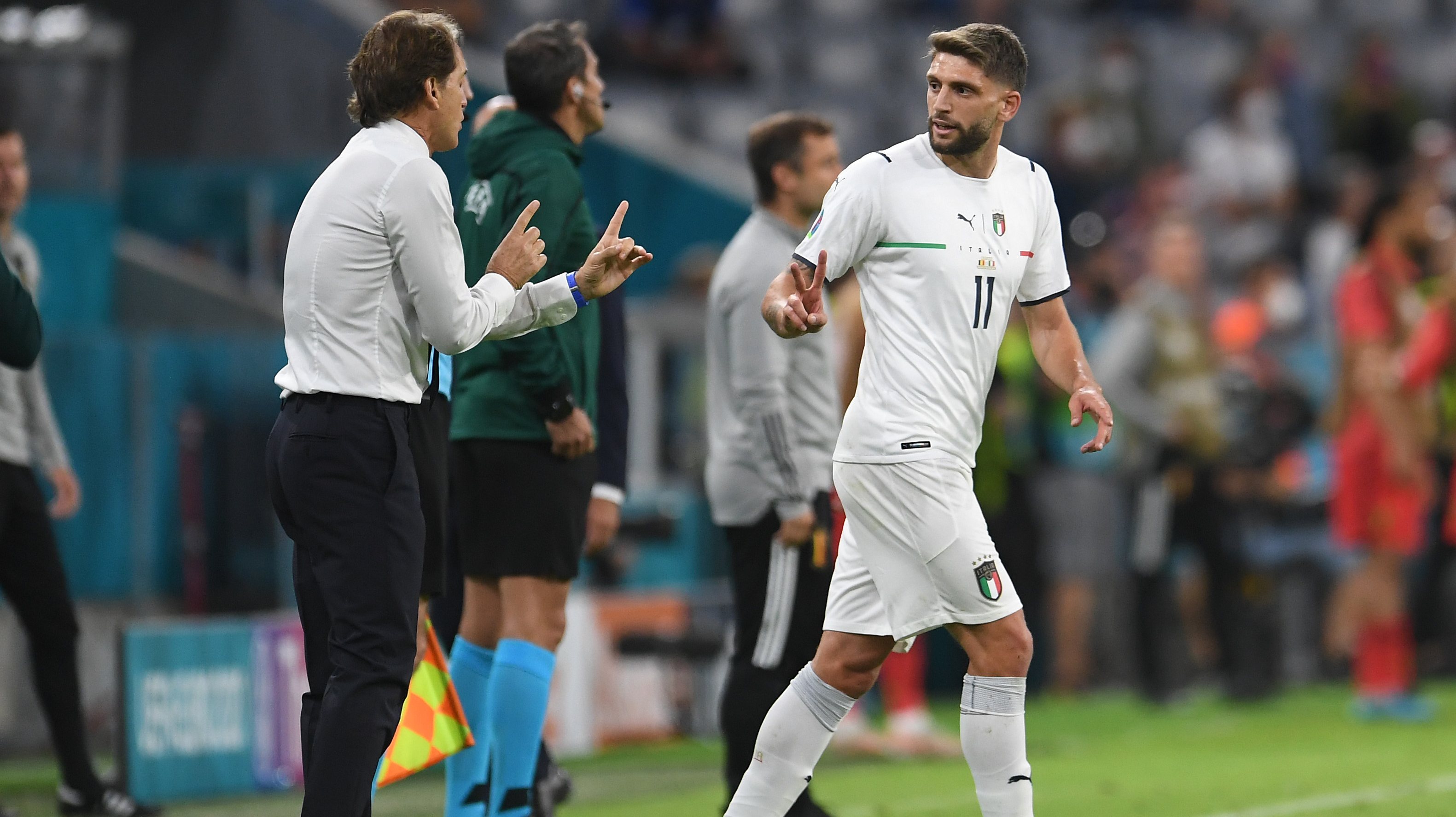Mancini dá indicações a Berardi, jogador que entrou na segunda parte do encontro frente à Bélgica, dos quartos de final do Euro 2020