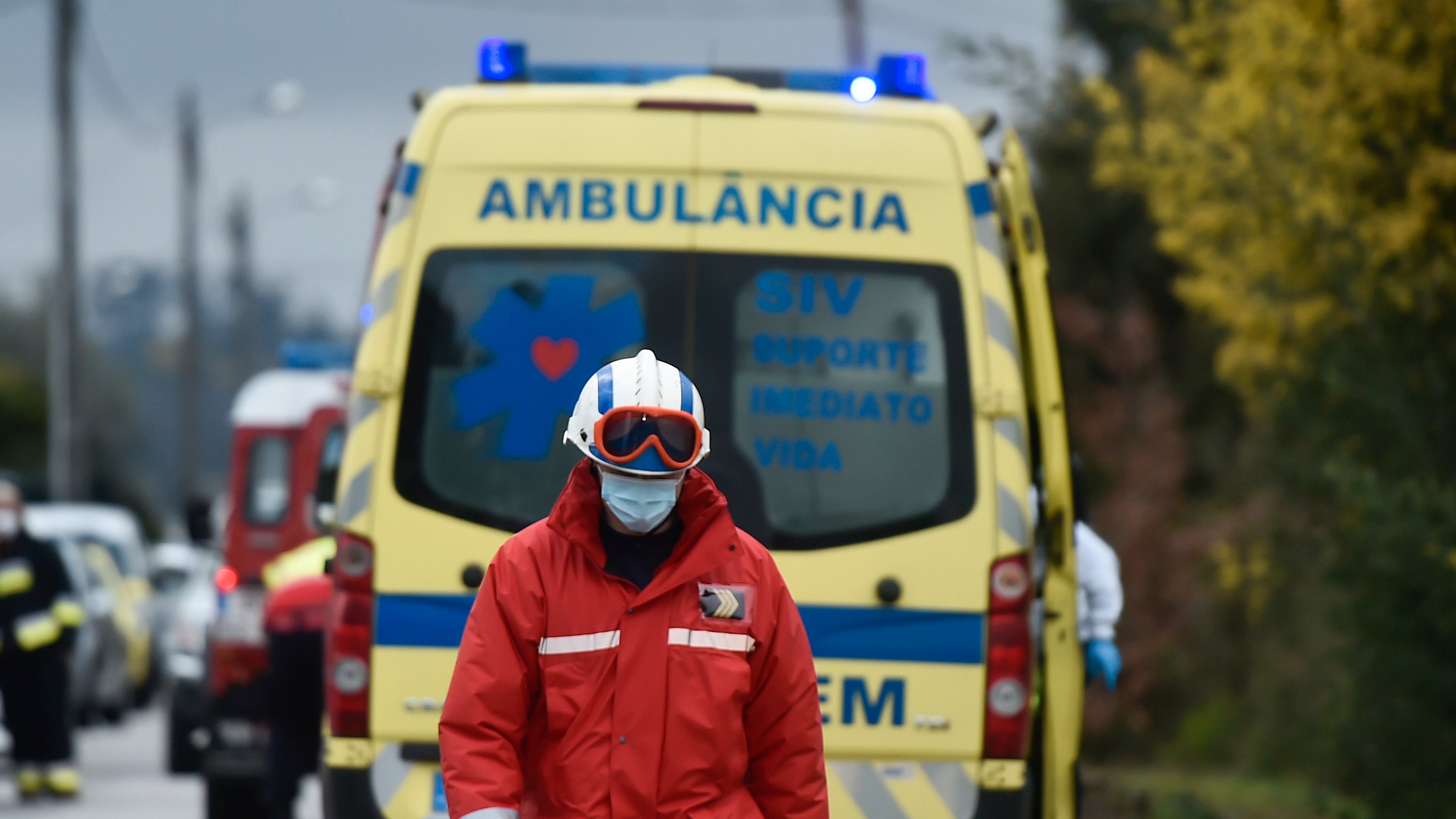 Bombeiros no local onde ocorreu um incêndio esta tarde numa casa em Vale de Madeiros, no concelho de Nelas, seguido de explosões, e que provocou vários feridos, Viseu, 16 de fevereiro de 2022. NUNO ANDRÉ FERREIRA/LUSA