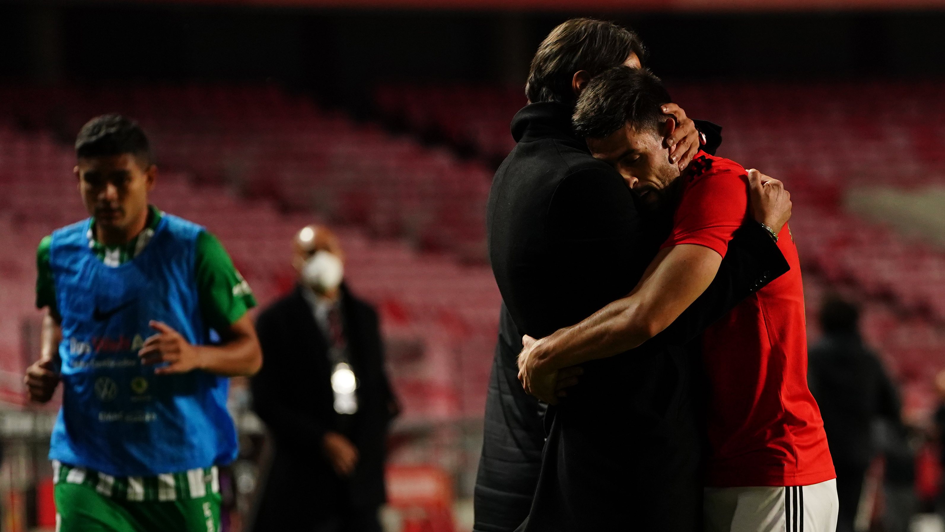 Pizzi &quot;explodiu&quot; na celebração do segundo golo do Benfica, banco festejou com o médio e Rui Costa trocou algumas palavras com o jogador enquanto o abraçava