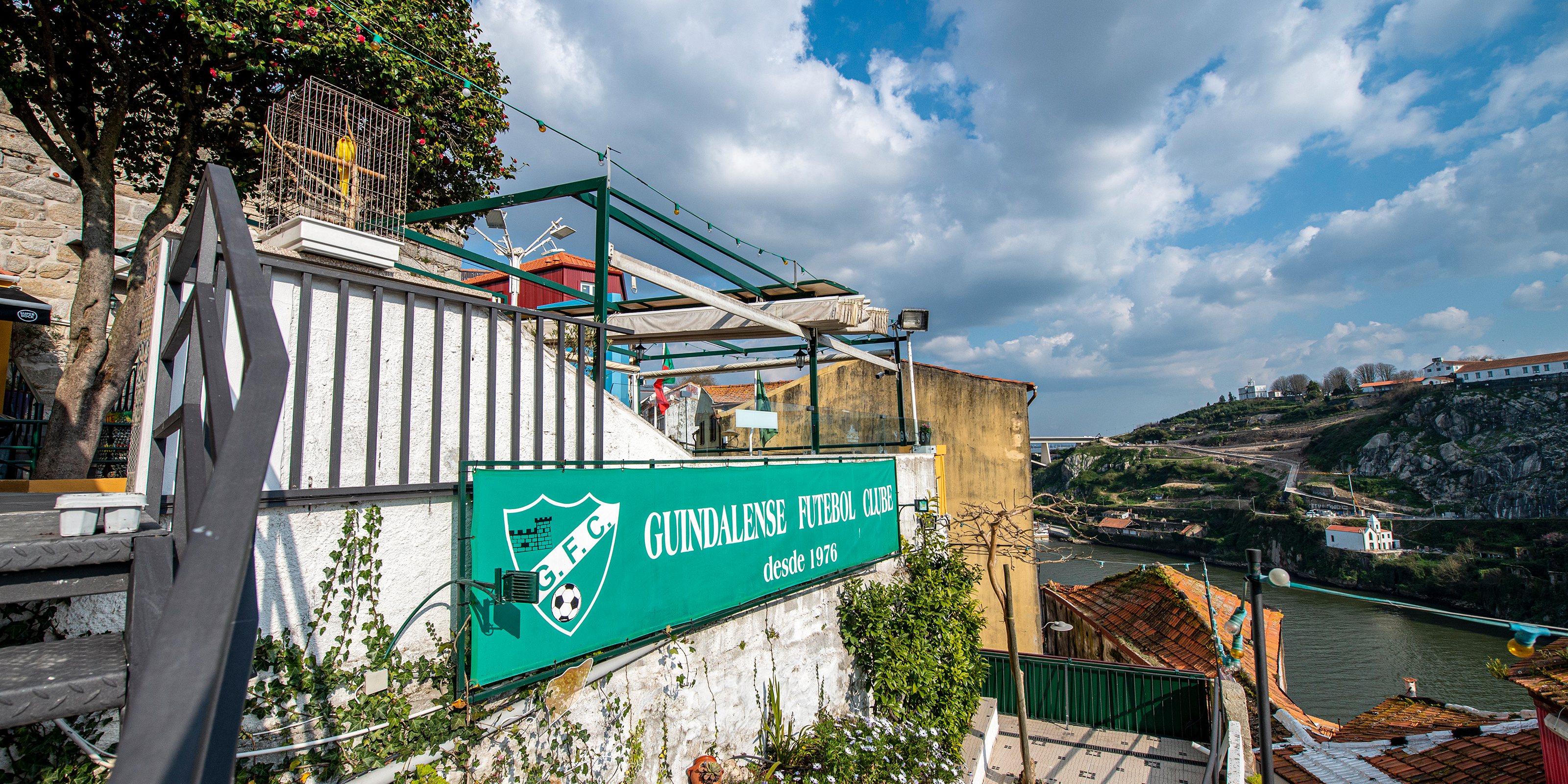 Conhecido pela sua vista sobre o Douro, a esplanada do Guindalense tornou-se famosa e muito concorrida nos últimos anos