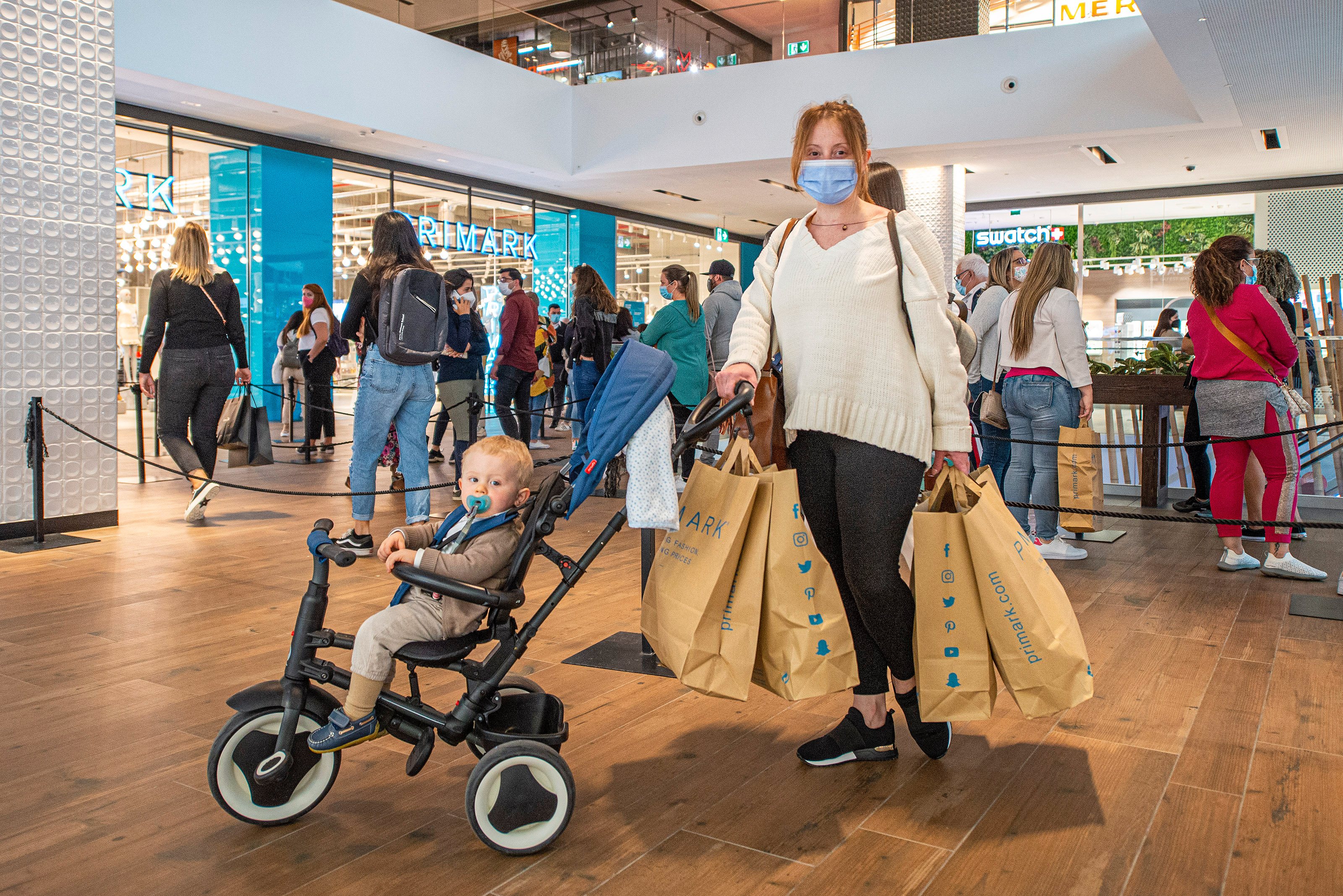 Filas intermináveis para a Primark em Braga no primeiro dia de reabertura –  NiT