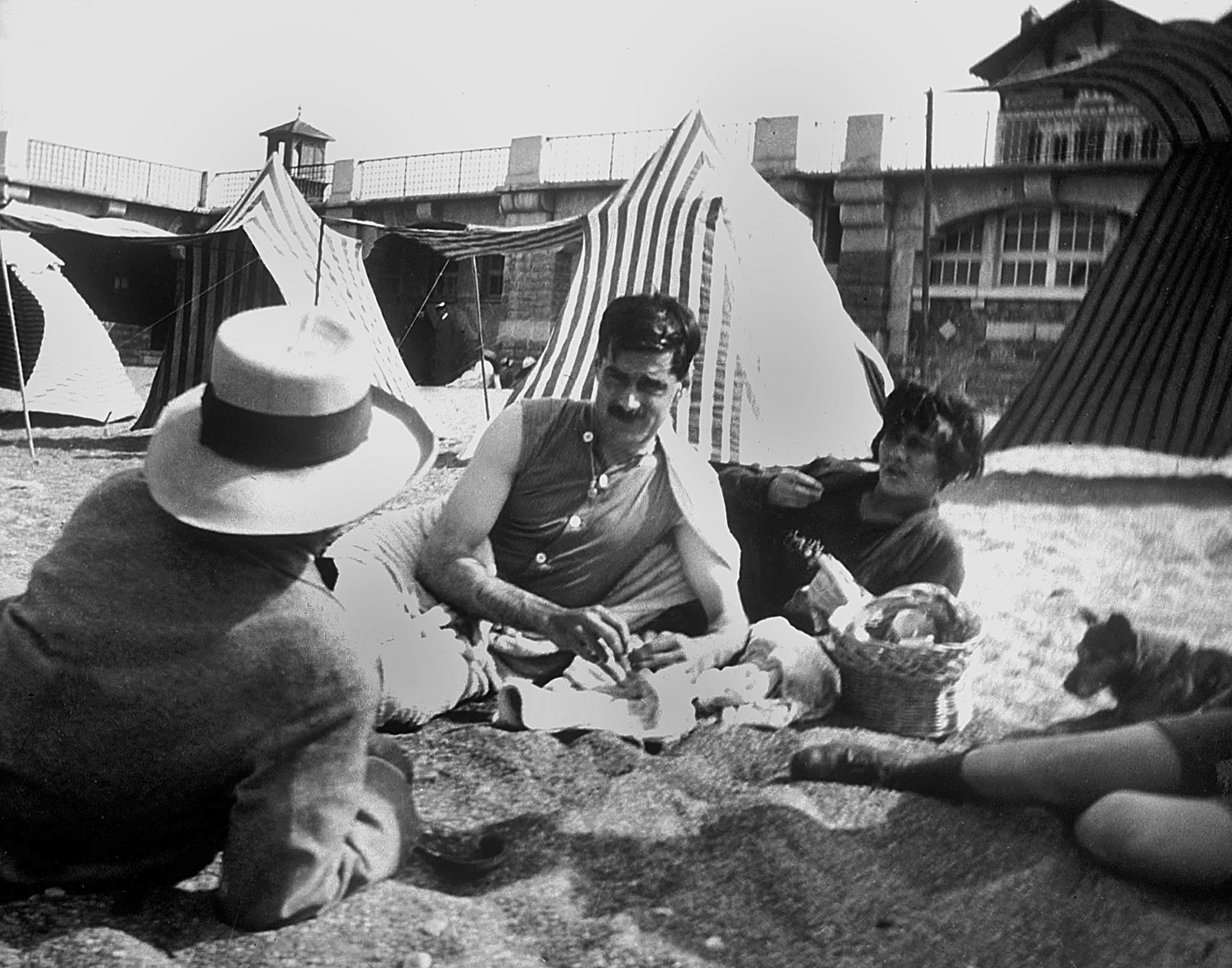 Coco Chanel and her lover Arthur &quot; Boy &quot; Capel (mustache) with Constent Say on the beach in Saint Jean de Luz in 1917