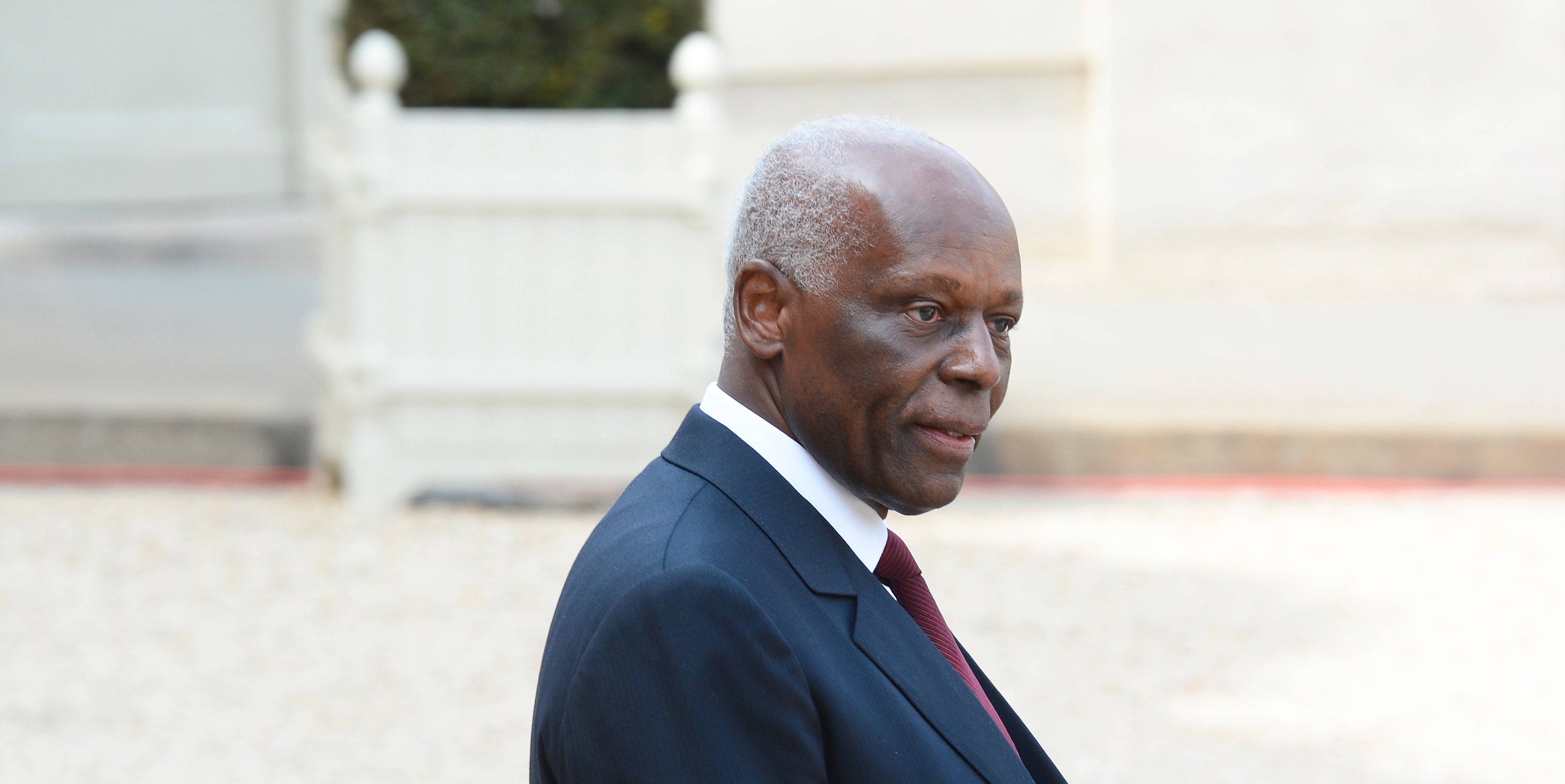 Angola President meets with President Hollande