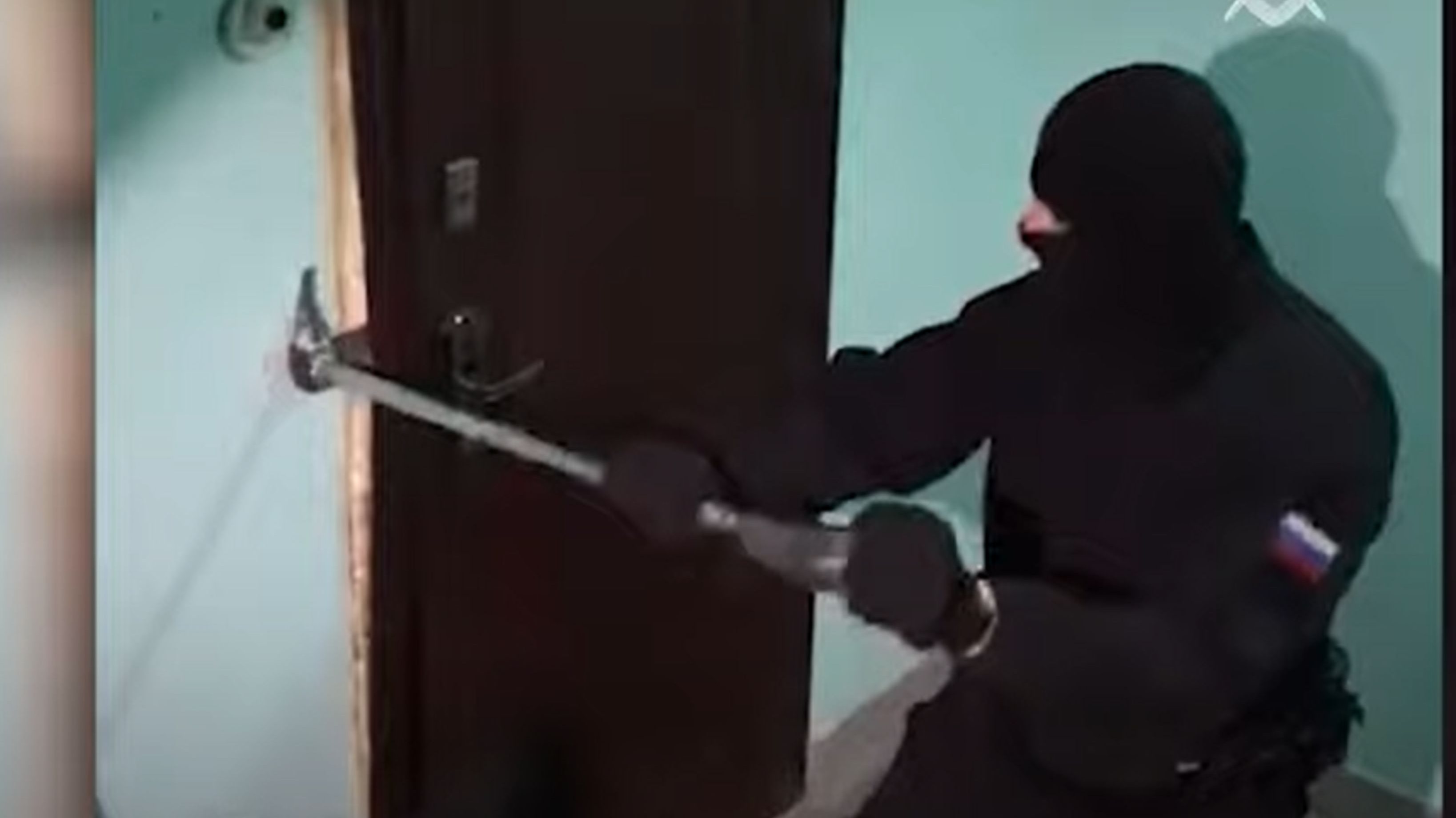 Um vídeo, partilhado pelas autoridades russas, permite ver dois agentes a abrirem a porta com um machado e realizarem buscas no apartamento, tendo encontrado livros e notas em dólares, euros e rublos