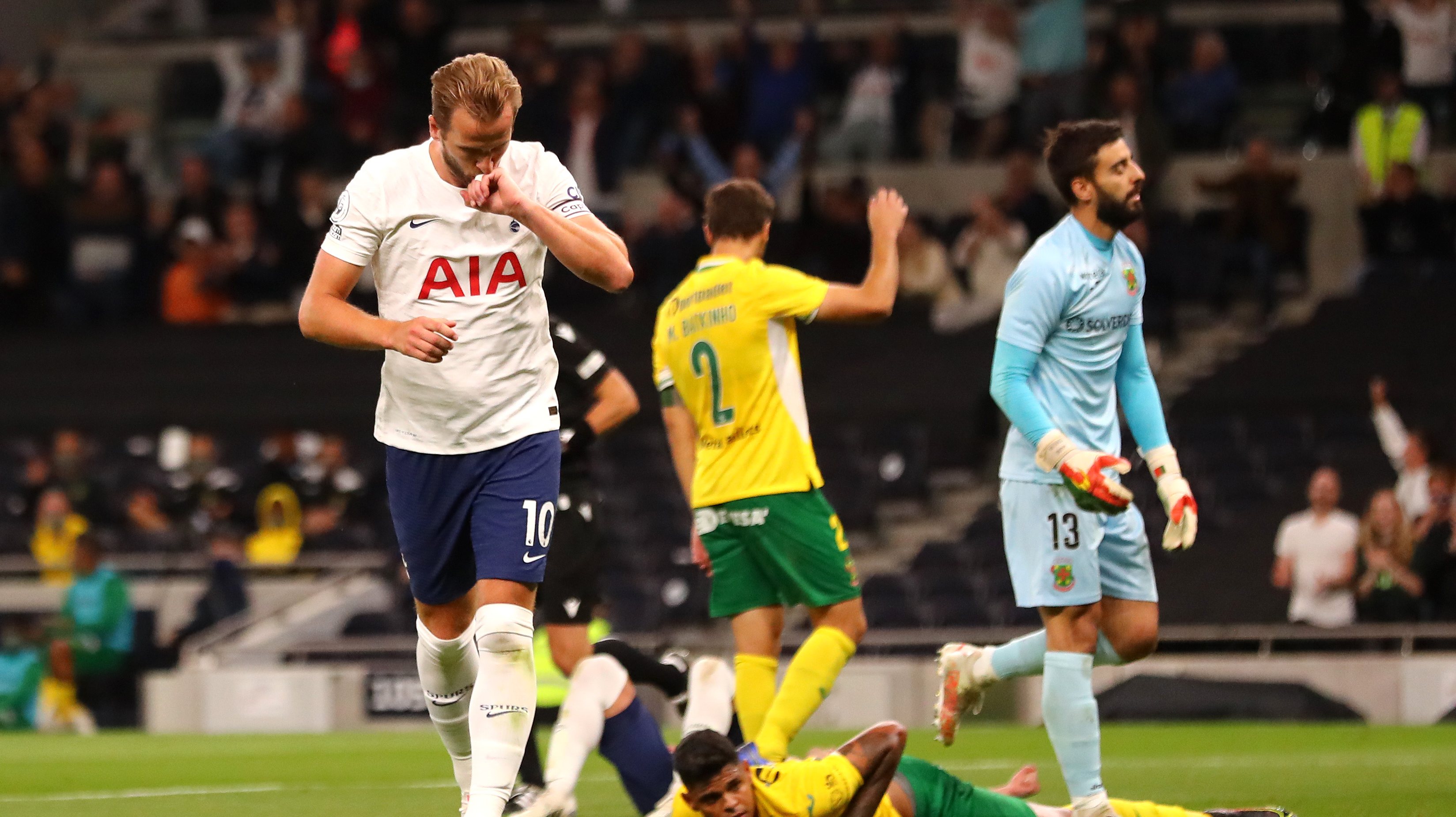 Harry Kane marcou dois dos golos do Tottenham frente ao Paços de Ferreira
