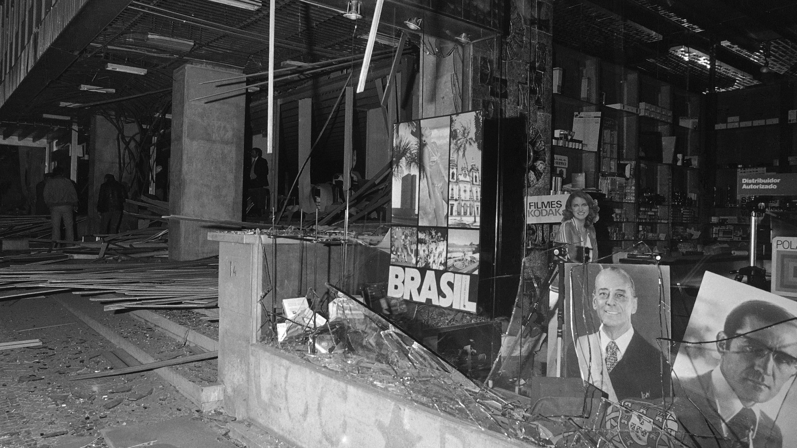 Estado em que ficou o Banco do Brasil após a explosão de uma bomba num ataque perpetrado por FP 25 de Abril em Lisboa, em 03 de fevereiro de 1981. Uma pessoa ficou ferida no atentado. Manuel Moura / Lusa