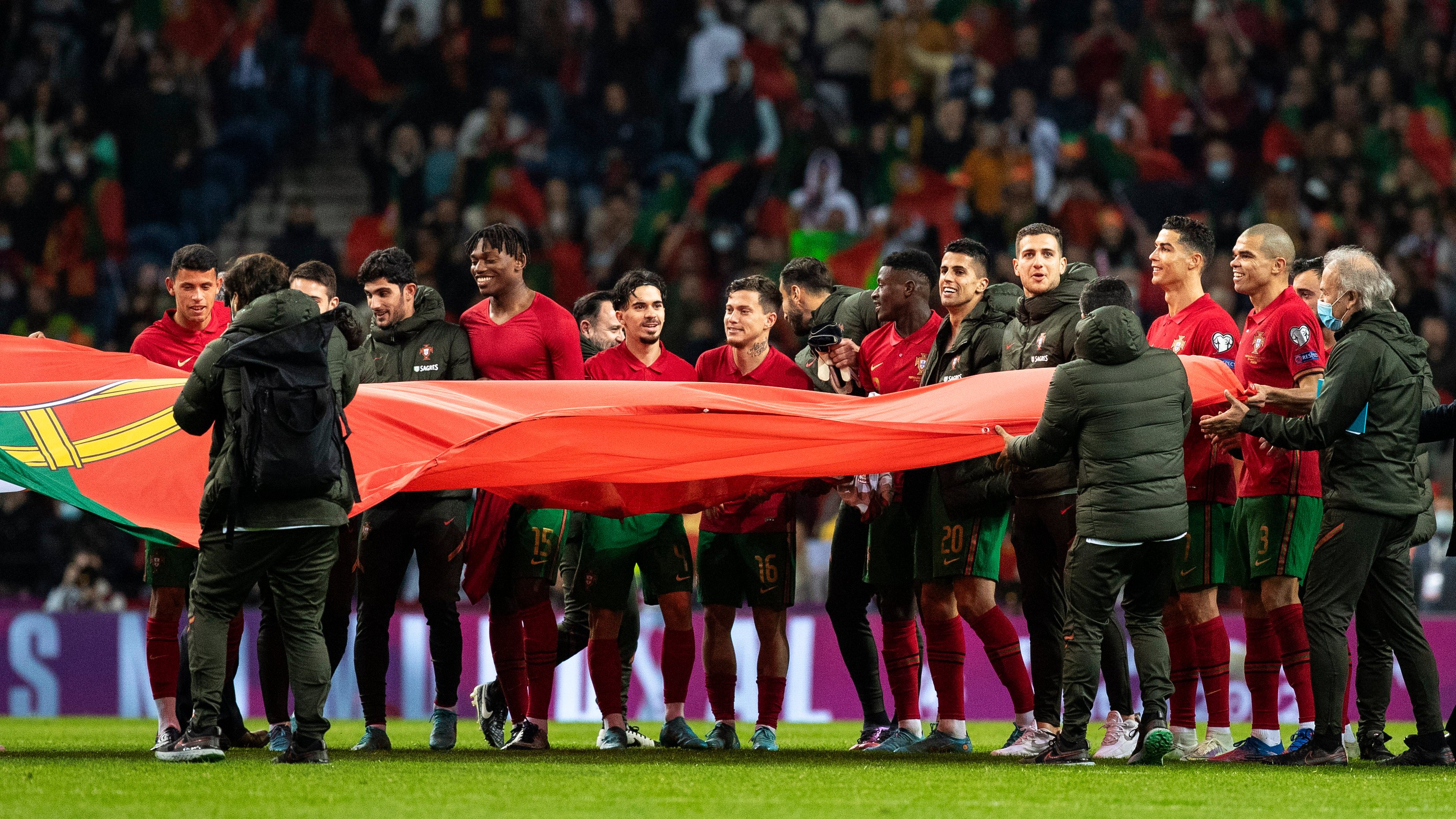 A comitiva portuguesa juntou-se à volta de uma bandeira nacional, em pleno relvado, no final do jogo