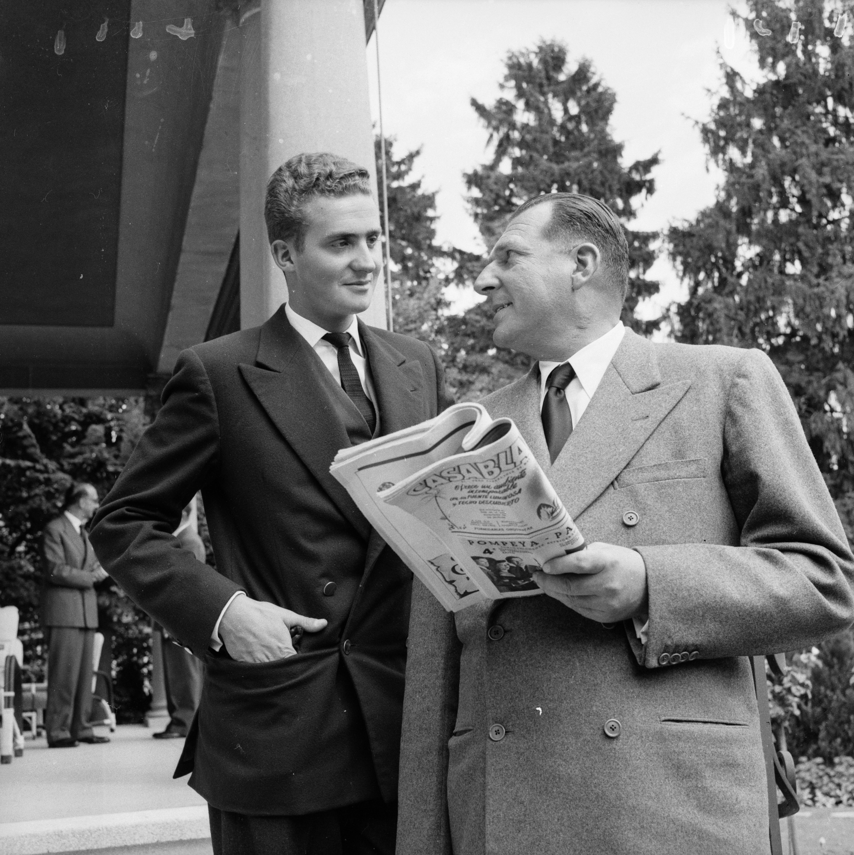 O então príncipe Juan Carlos com o seu pai, Don Juan Carlos (1957)