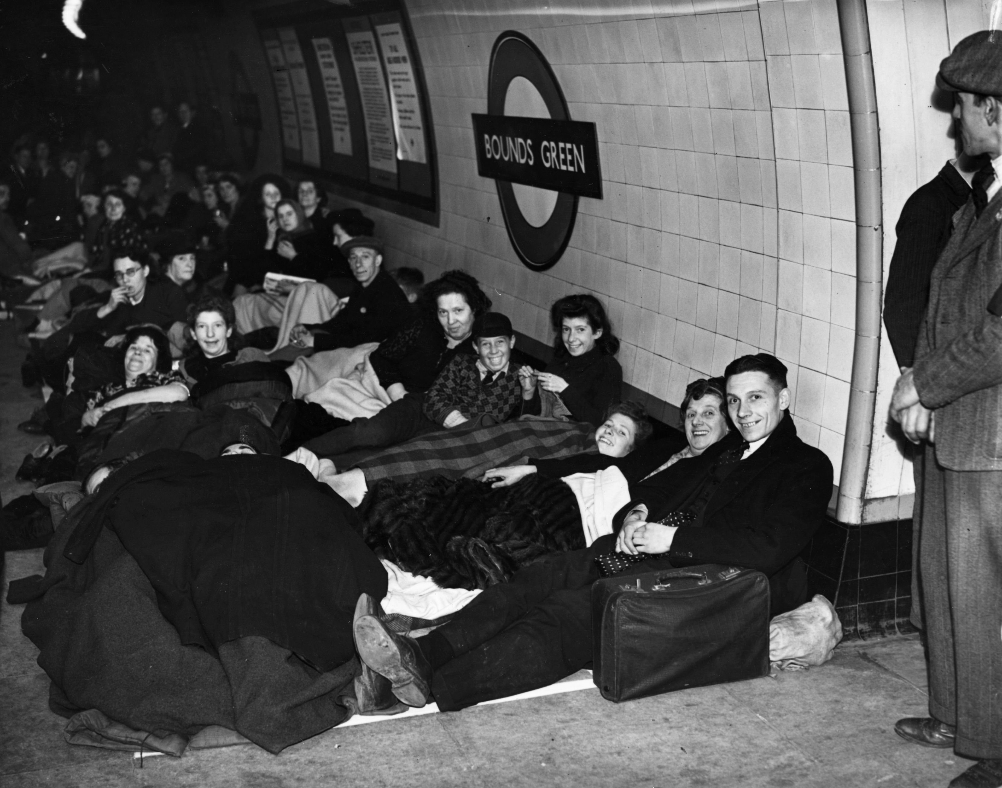 A população de Londres procura refúgio nas estações de metro durante o Blitz, em 1940