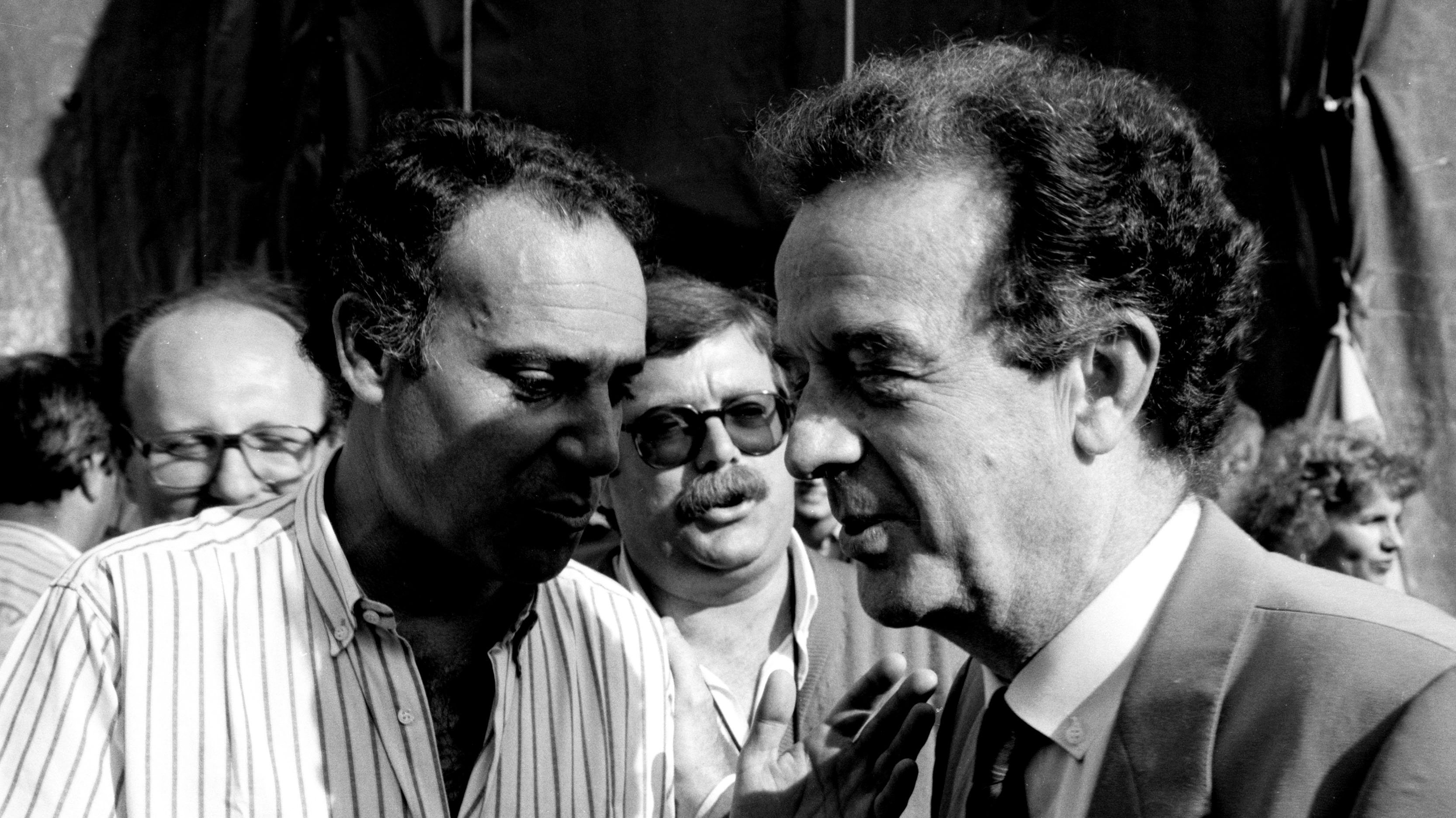 O secretário-geral do Partido Socialista, Jorge Sampaio, conversa com Rui Oliveira e Costa durante as comemorações do 1º de Maio da UGT, em 1990. Acácio Franco / Lusa