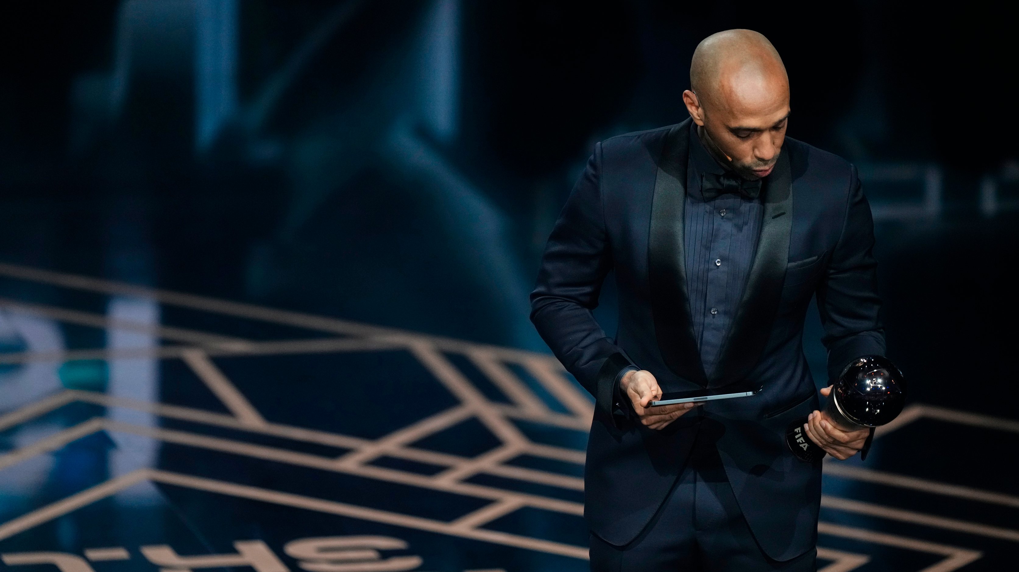 Thierry Henry, antigo avançado campeão mundial e europeu de seleções, foi um dos apresentadores da gala e &quot;ficou&quot; com o prémio The Best de Lionel Messi (que não foi a Londres)