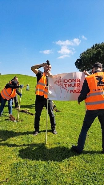 Ativistas da Climáxima transformam campo de golfe em Oeiras em orta urbana