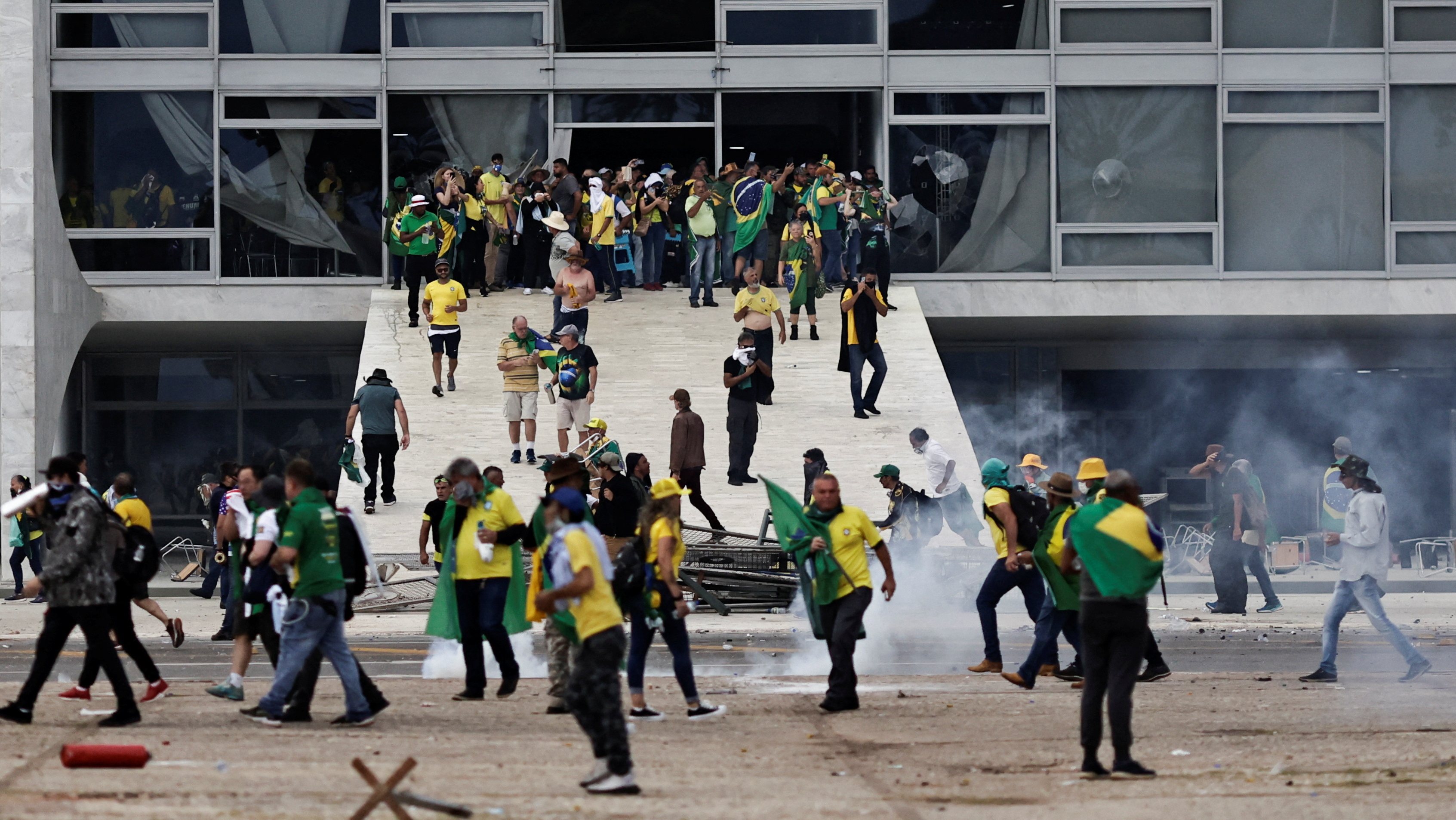 No domingo, milhares de apoiantes do Jair Bolsonaro invadiram e vandalizaram o Palácio do Planalto, o Supremo Tribunal Federal e a sede do Congresso Nacional, em Brasília