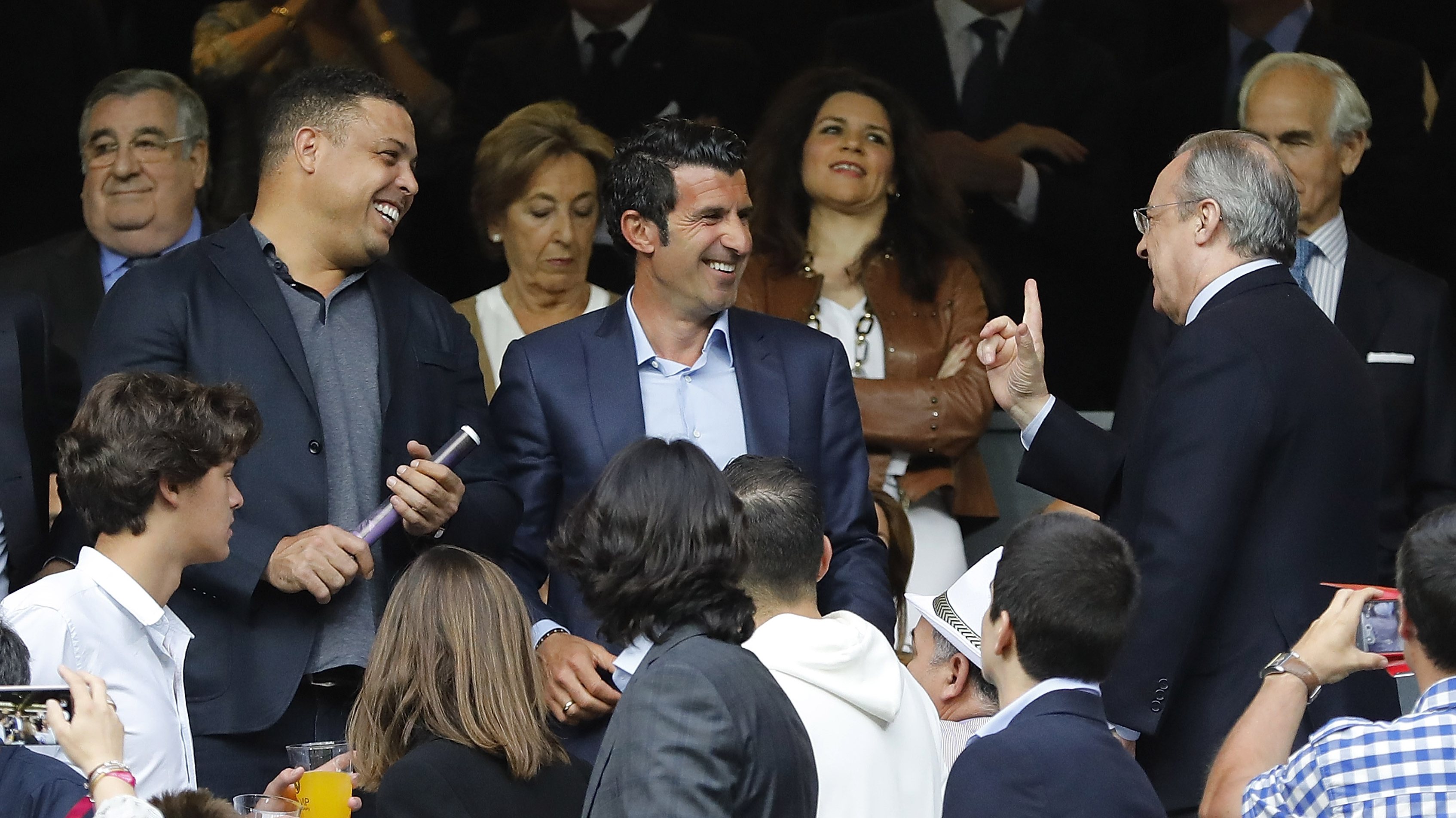 Florentino Pérez à conversa com Figo e  brasileiro Ronaldo, antigos atletas do Real Madrid