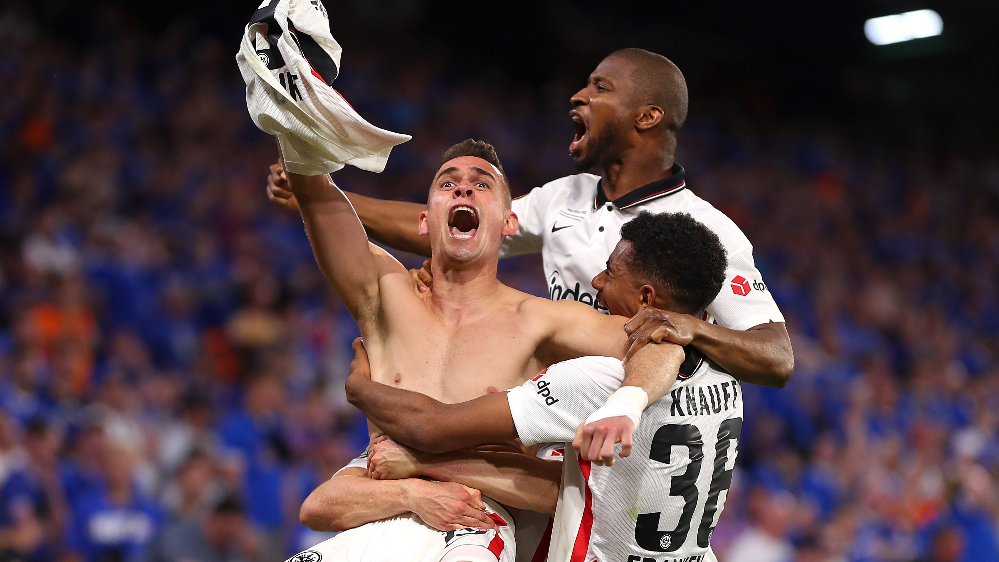 Santos Borré marcou o golo do empate no tempo regulamentar e apontou depois a grande penalidade decisiva na vitória do Eintracht Frankfurt
