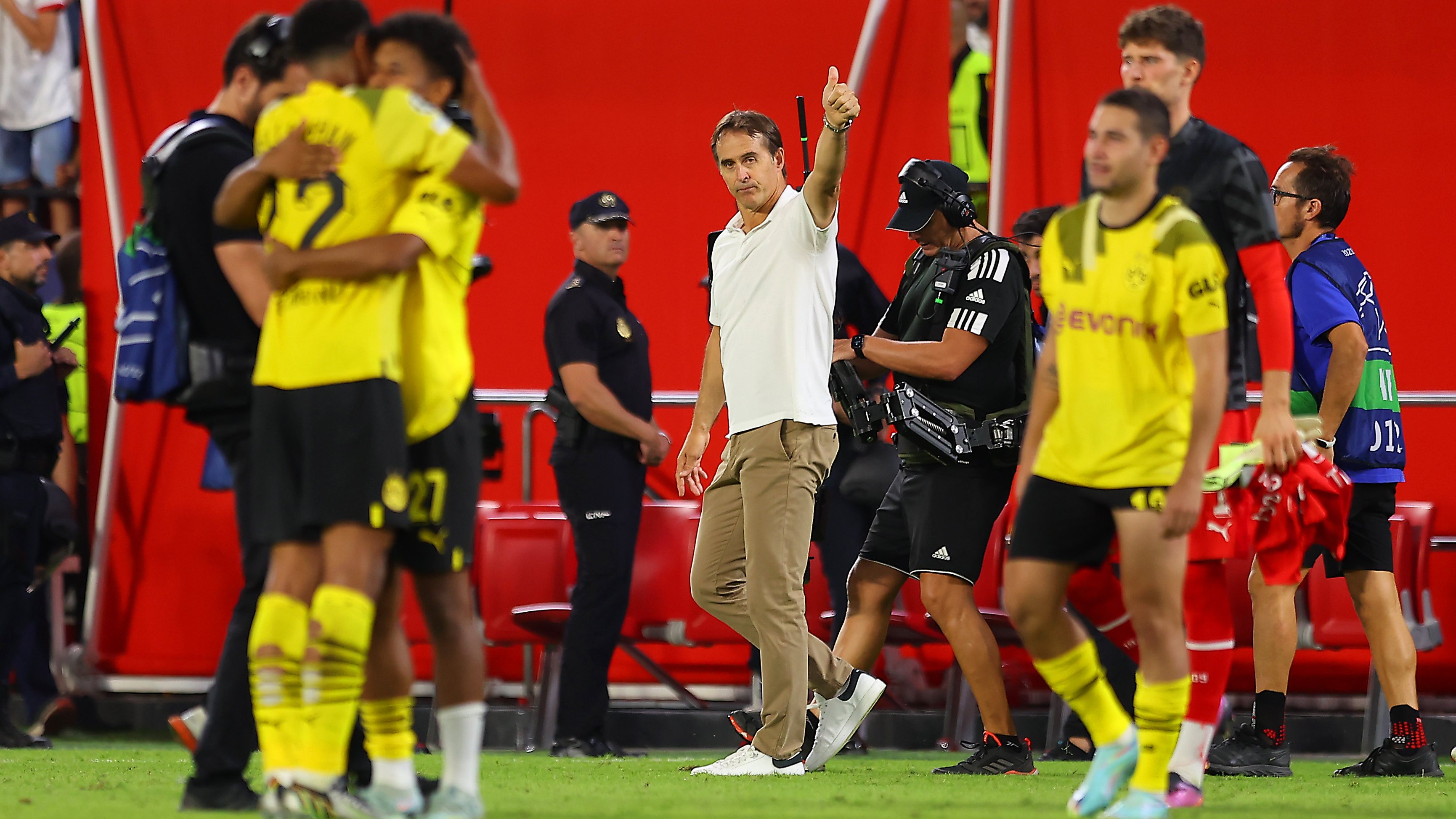 Lopetegui despediu-se dos adeptos do Sevilha após mais uma goleada caseira na Champions, agora frente ao B. Dortmund