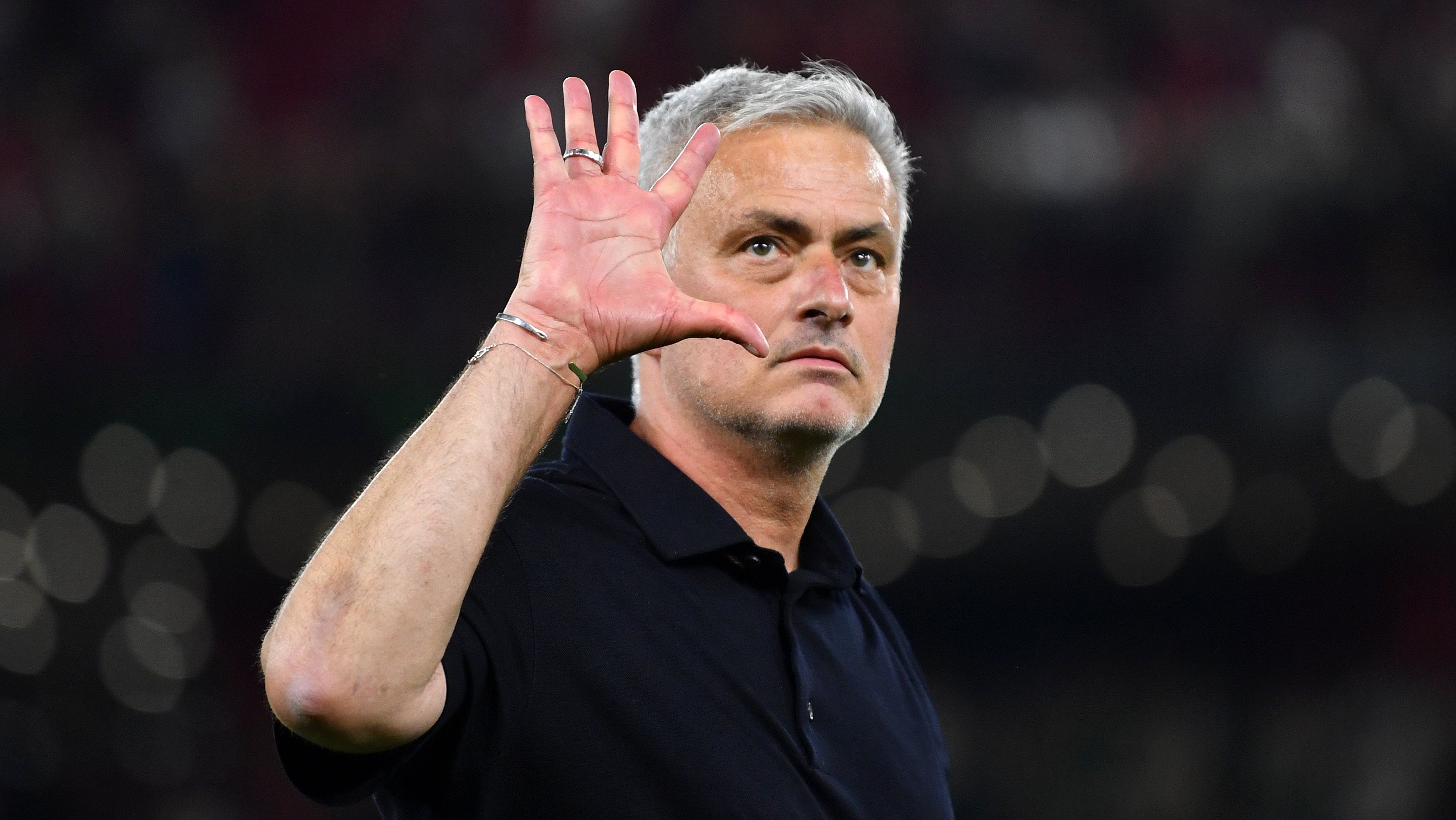 José Mourinho abriu a mão para mostrar os cinco dedos que representam as conquistas europeias em três décadas diferentes