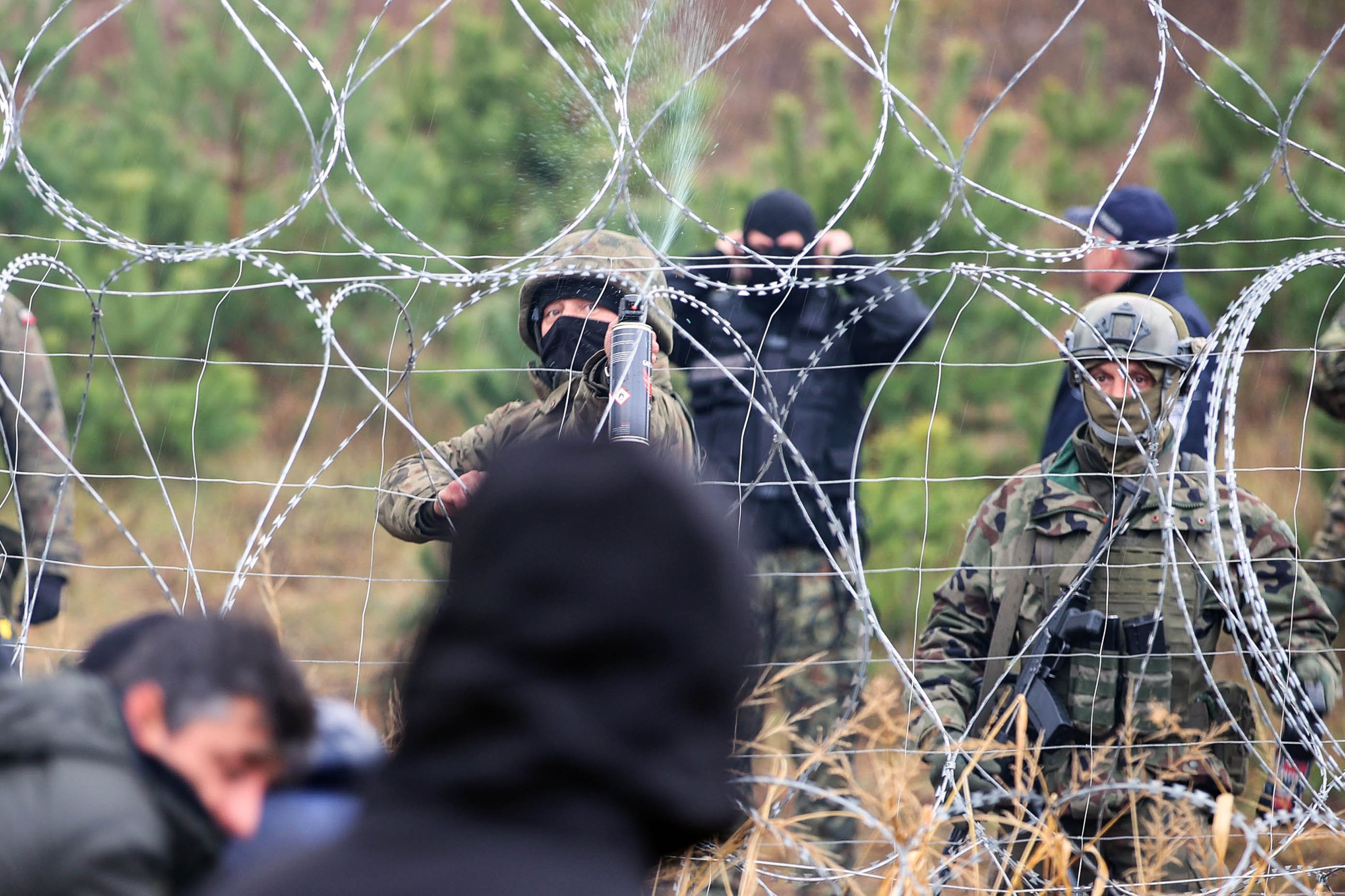 Migrantes encaminhados na fronteira Bielorrússia com a Polónia