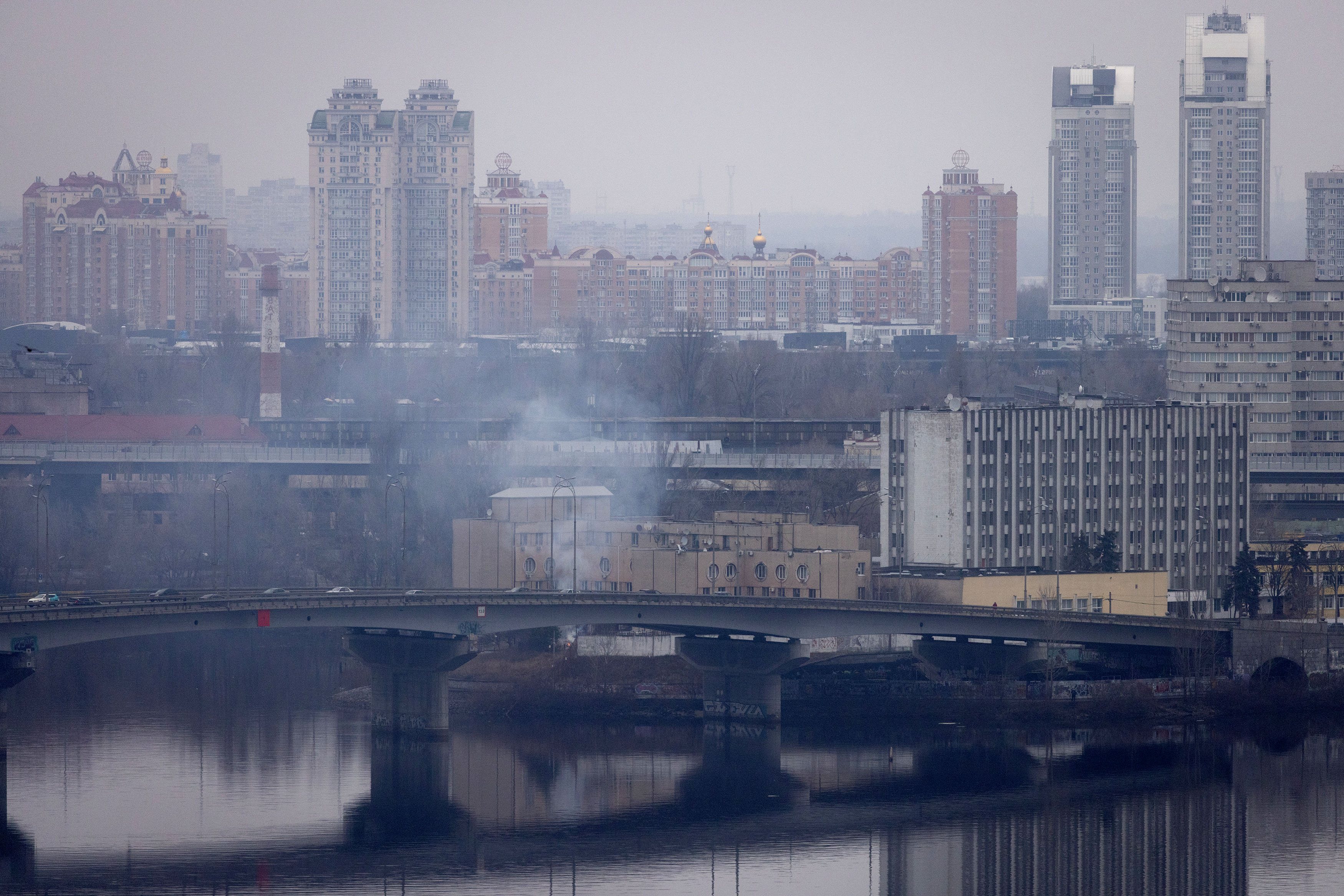 Fumo vindo dos militares que queimam vários items num fogo no exterior de um edifício de informação ucraniana, em Kiev