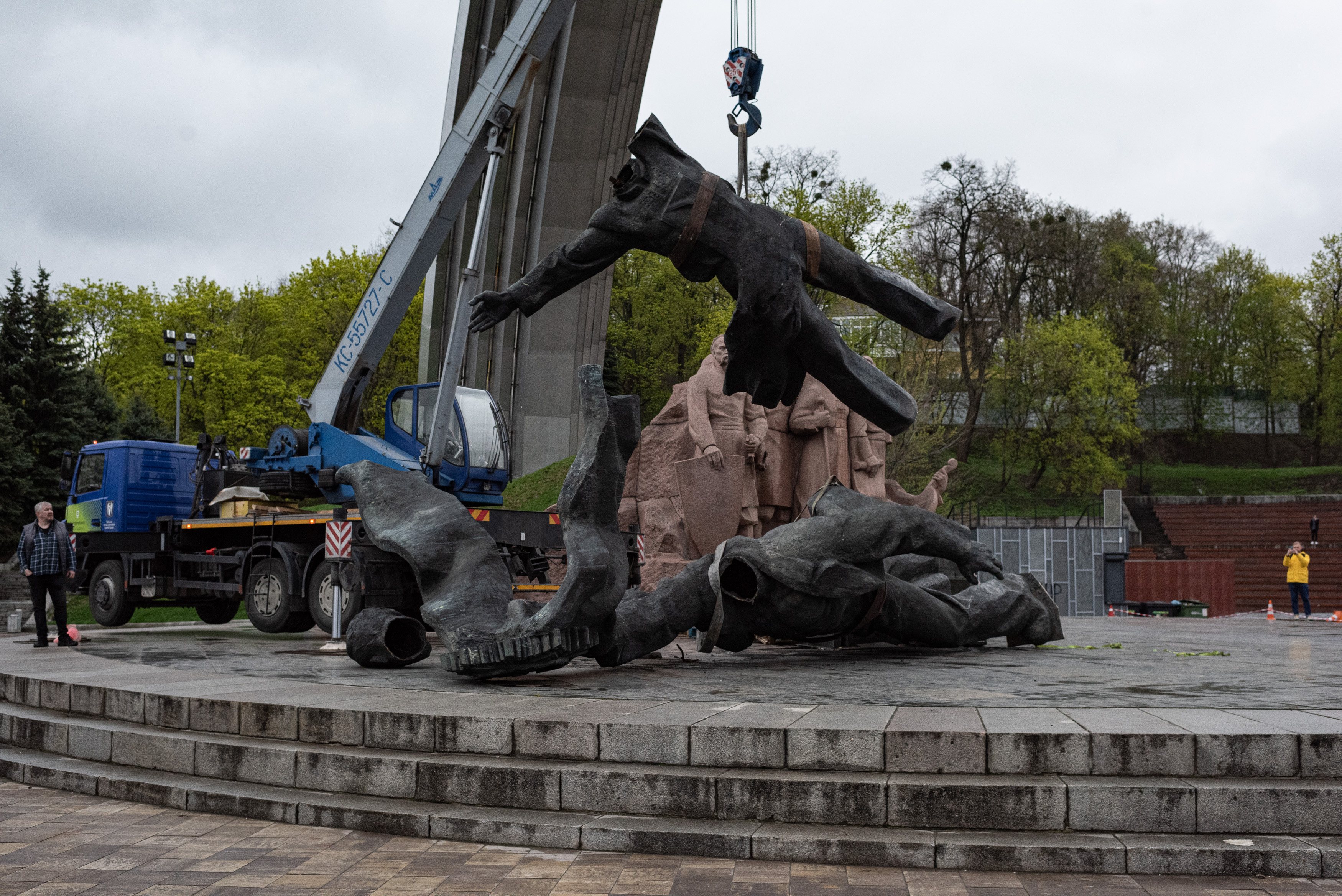 Kyiv Removes Russia-Ukraine &#039;Friendship&#039; Monument