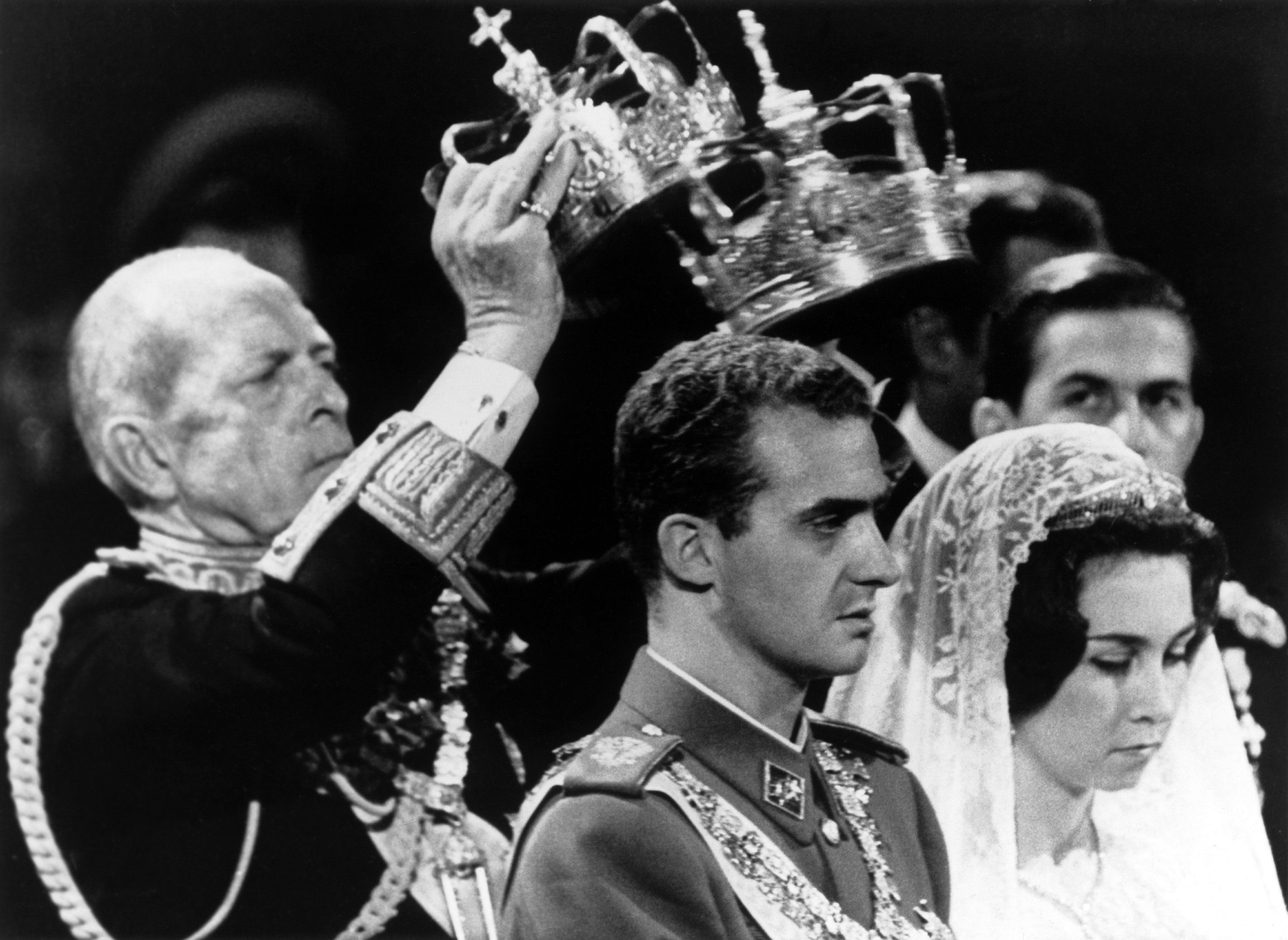 A coroação de Juan Carlos de Espanha e Sofia da Grécia na sua cerimónia de casamento