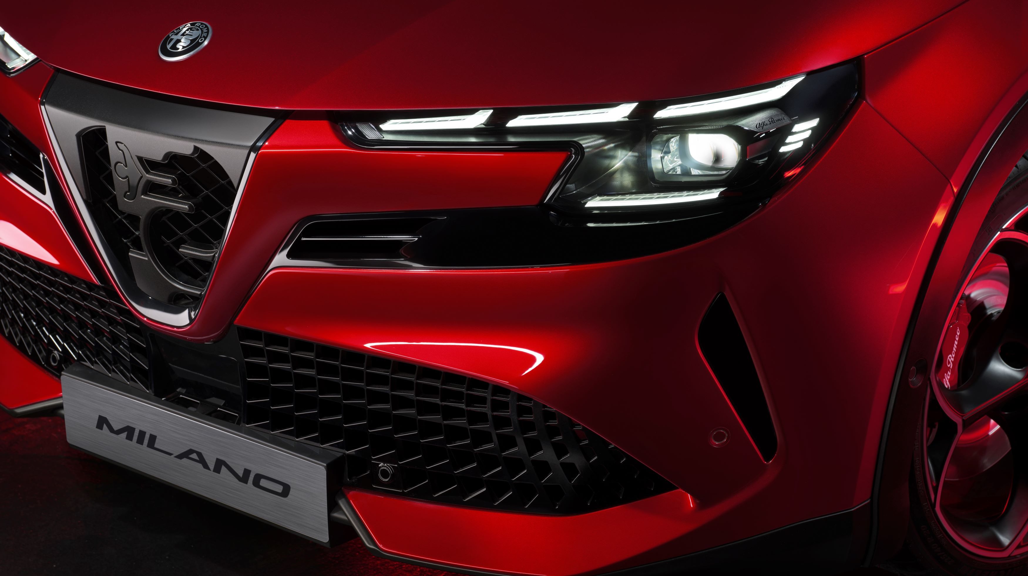 O B-SUV da Alfa Romeo será produzido na Polónia e não em Itália, pelo que o ministro Adolfo Urso esgrimiu o argumento da ideia &quot;enganadora&quot; que é passada aos consumidores para o impedir de se chamar Milano (Milão)...