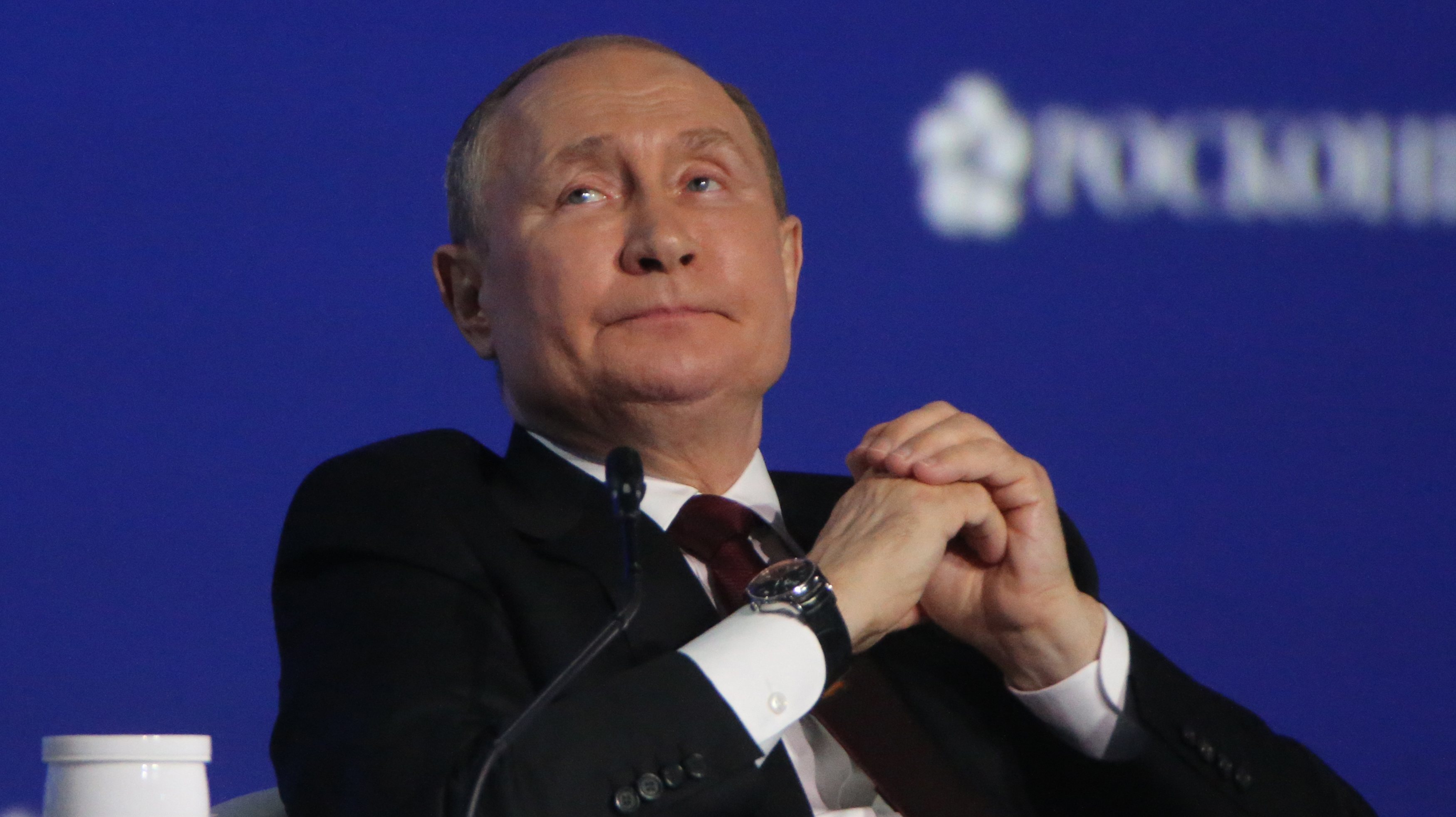 Vladimir Putin dividiu o palco do Fórum Económico em São Petersburgo com o presidente do Cazaquistão