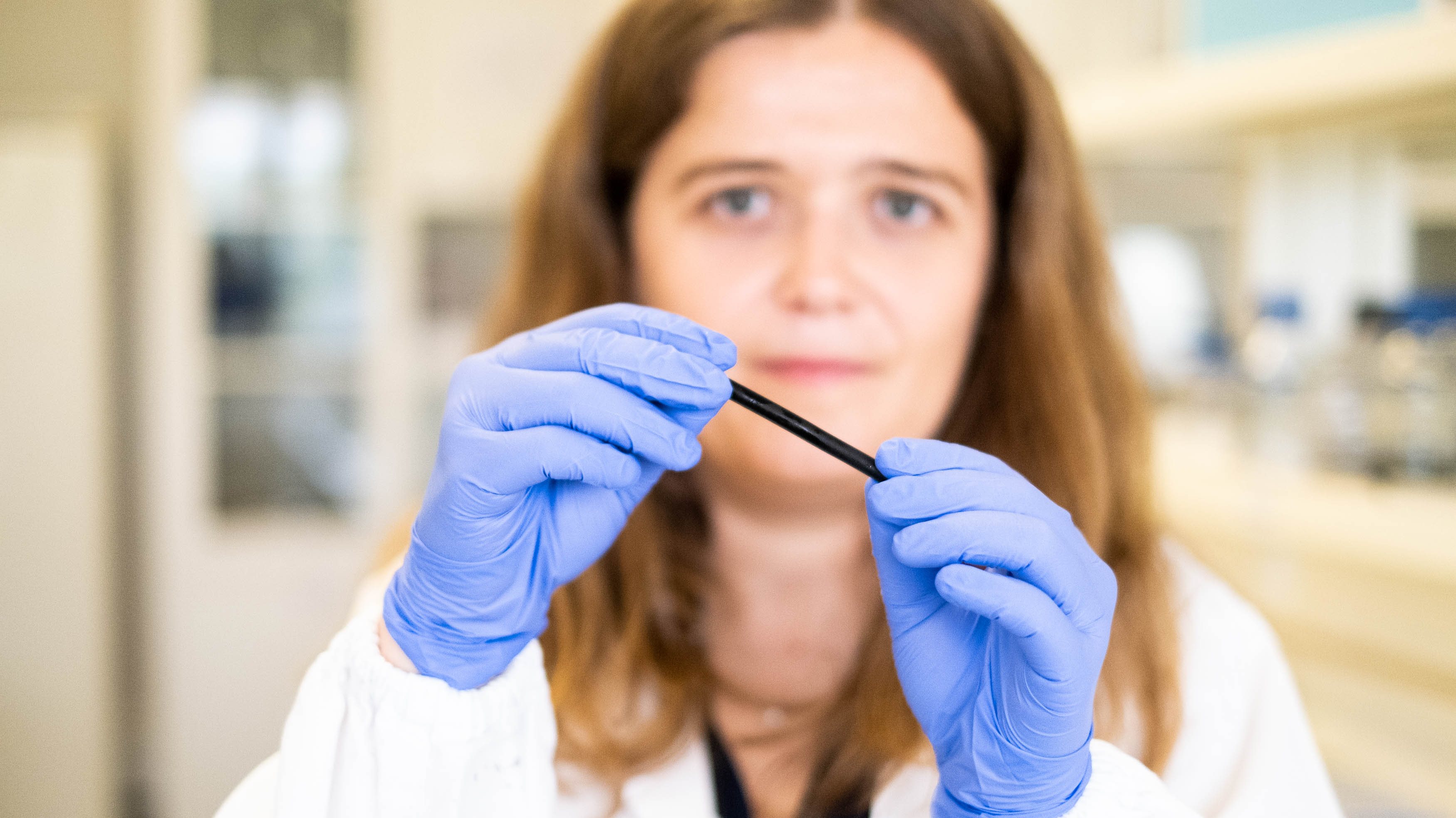 Especialista em bioquímica e bioengenharia, Andreia Pereira estuda a possibilidade de desenvolver pequenos vasos sanguíneos artificiais à base de grafeno, um derivado do carbono