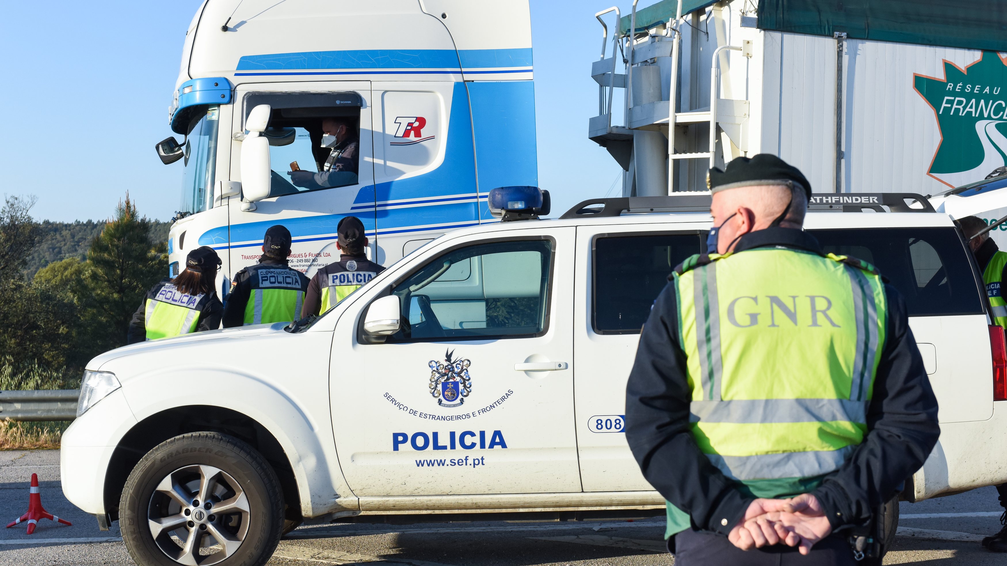 Polícias da GNR na fronteira entre Portugal e Espanha