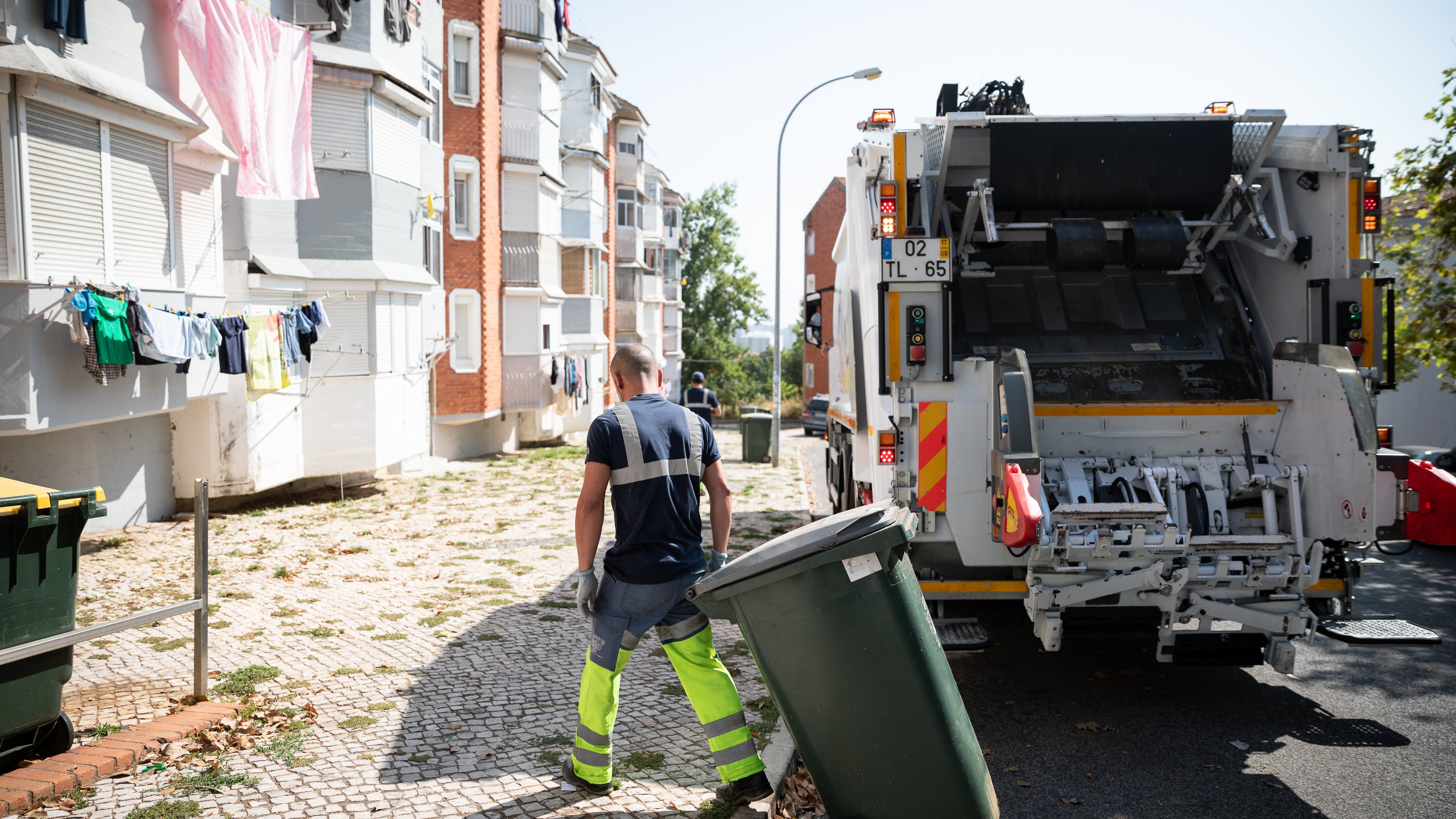 Carlos Moedas anunciou a contratação de 160 cantoneiros e de mais 30 motoristas para a área da higiene urbana