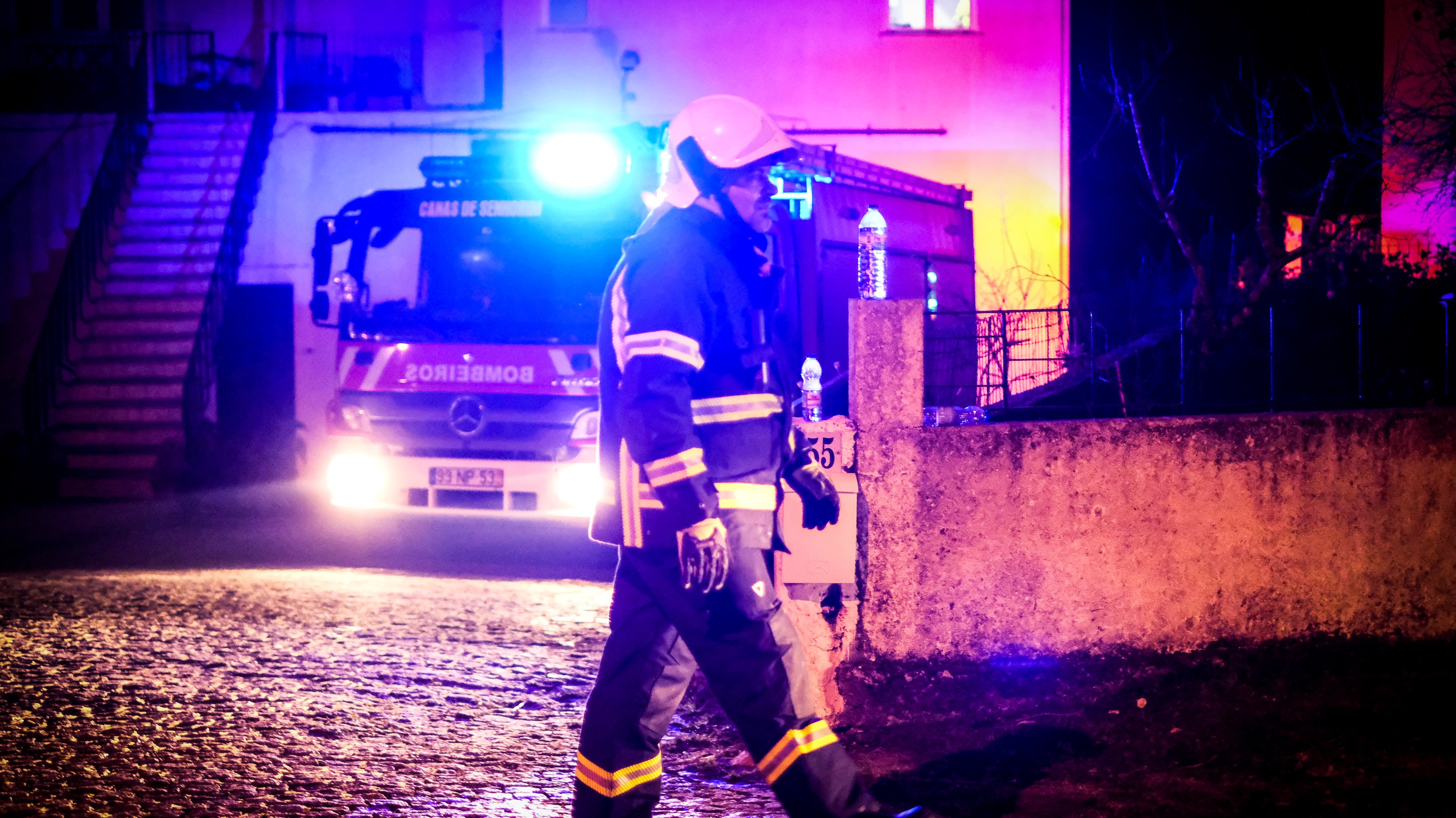 Nelas, 17/02/2022 - Um homem de 62 anos provocou um incêndio e explosões numa antiga serralharia em Vale de Madeiros, Nelas, quando os bombeiros e a policia chegaram, ele alvejou-os com uma caçadeira, resultaram em 6 pessoas feridas. (Rui Oliveira/Observador)