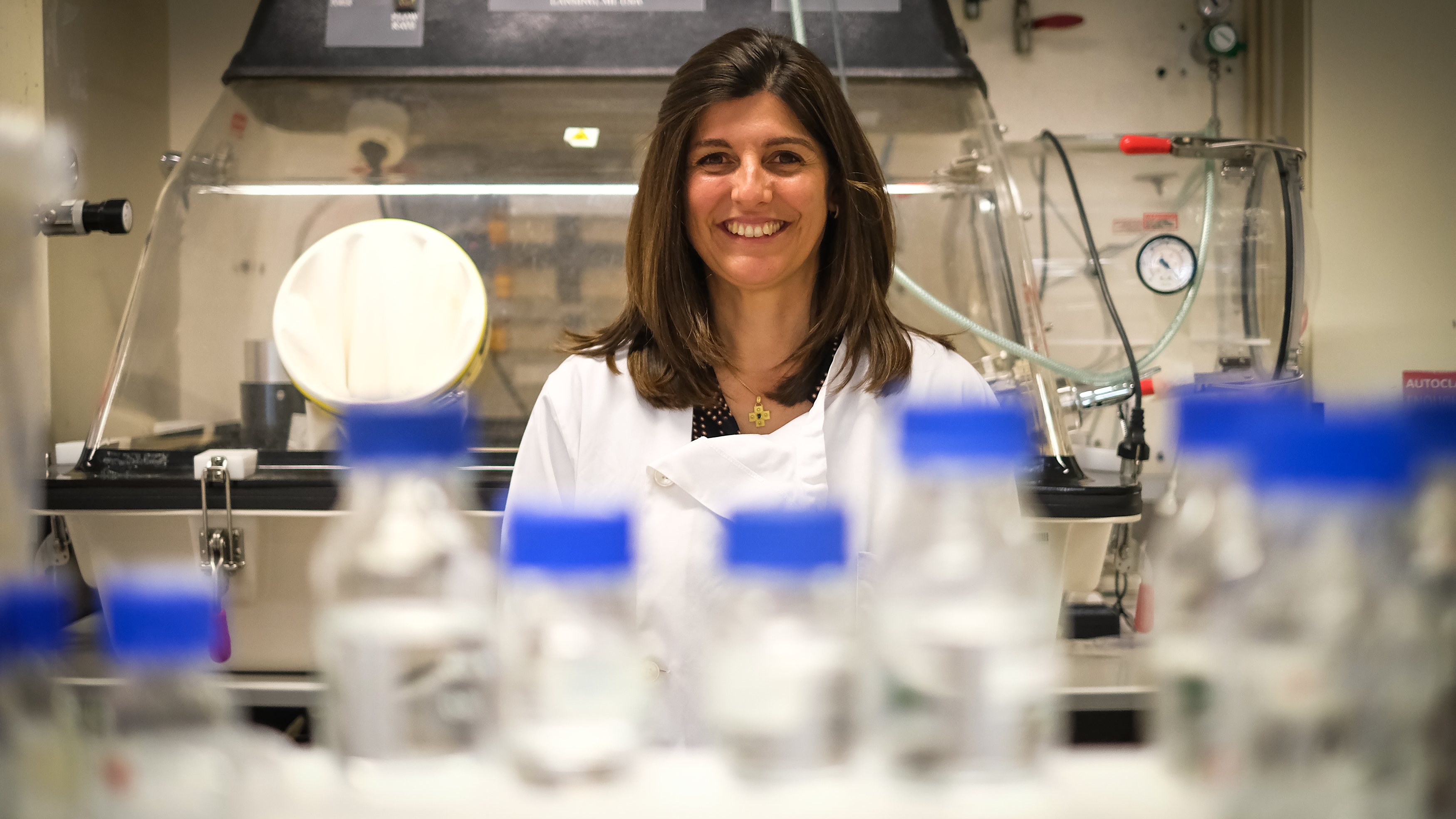 Doutorada em Engenharia Química e Biológica, Joana Azeredo é investigadora do Centro de Engenharia Biológica da Universidade do Minho, onde coordena o grupo de investigação em Ciência e Engenharia de Biofilmes
