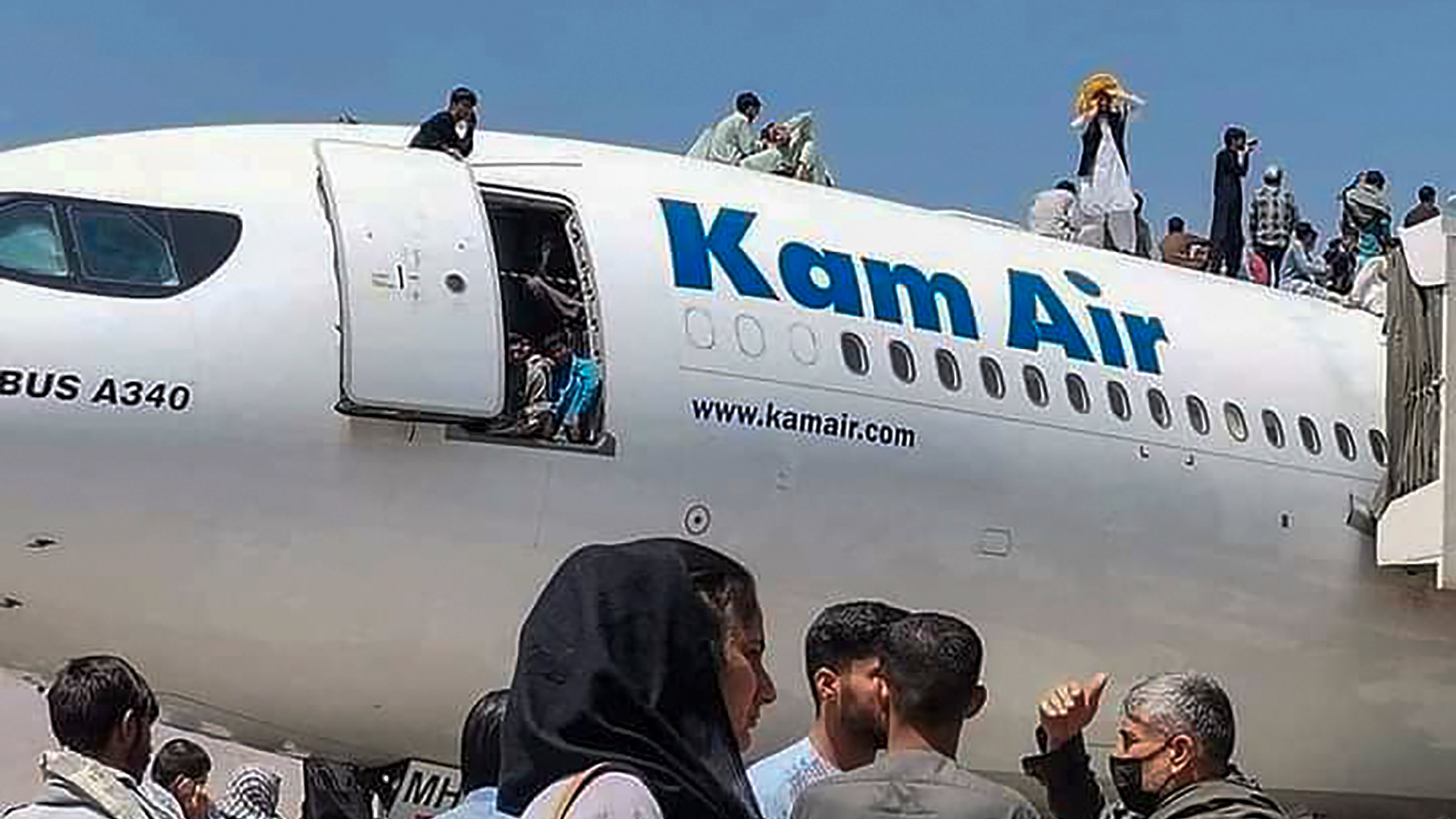 O caos no aeroporto de Cabul na segunda-feira impediu que alguns voos saíssem