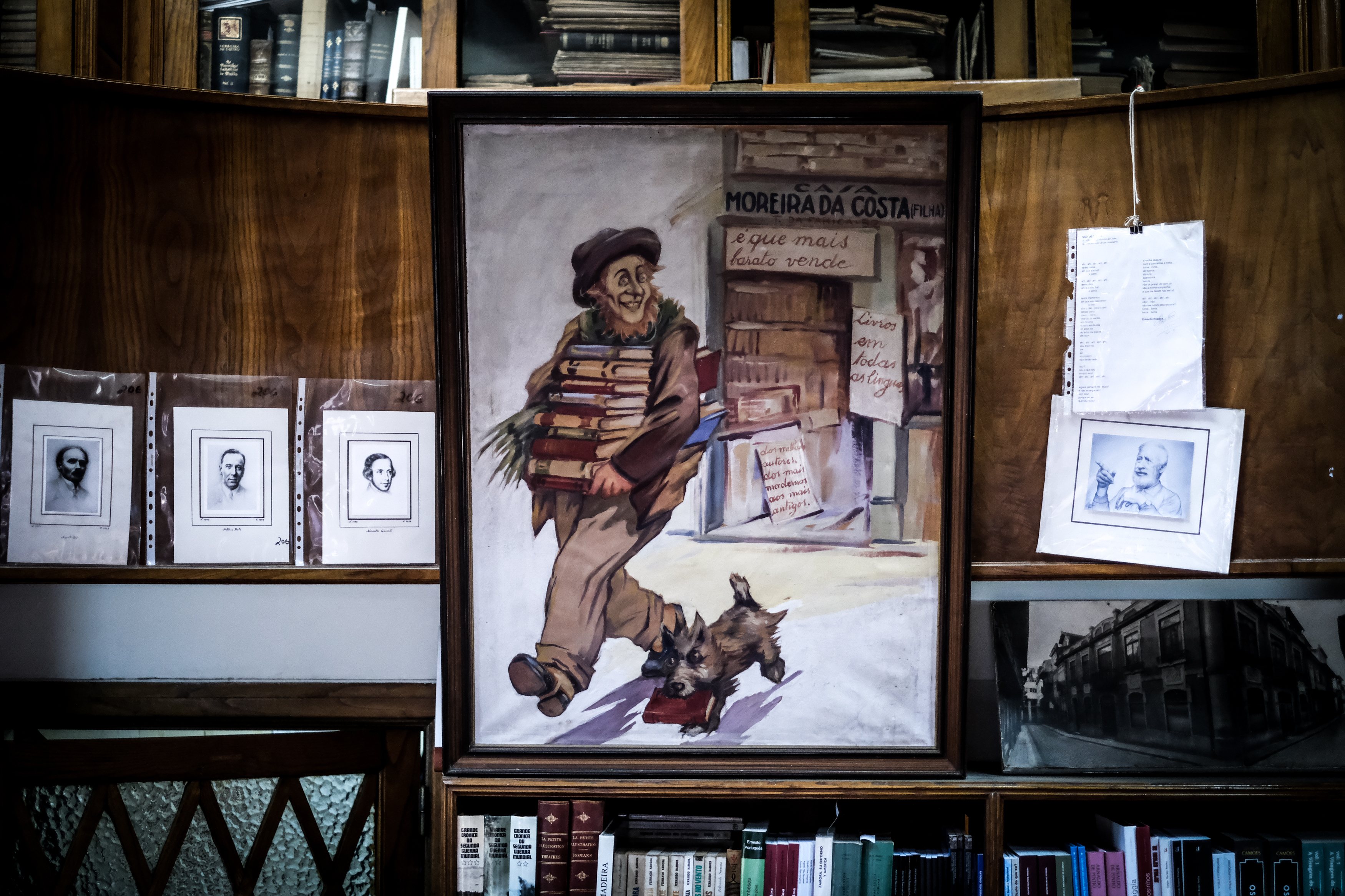Porto, 08/02/2022 - A livraria e alfarrabista Moreira da Costa, faz 120 anos de história no Porto. Miguel Carneiro é o proprietário da livraria e o rosto de um legado que começou há cinco gerações. (Rui Oliveira/Observador)