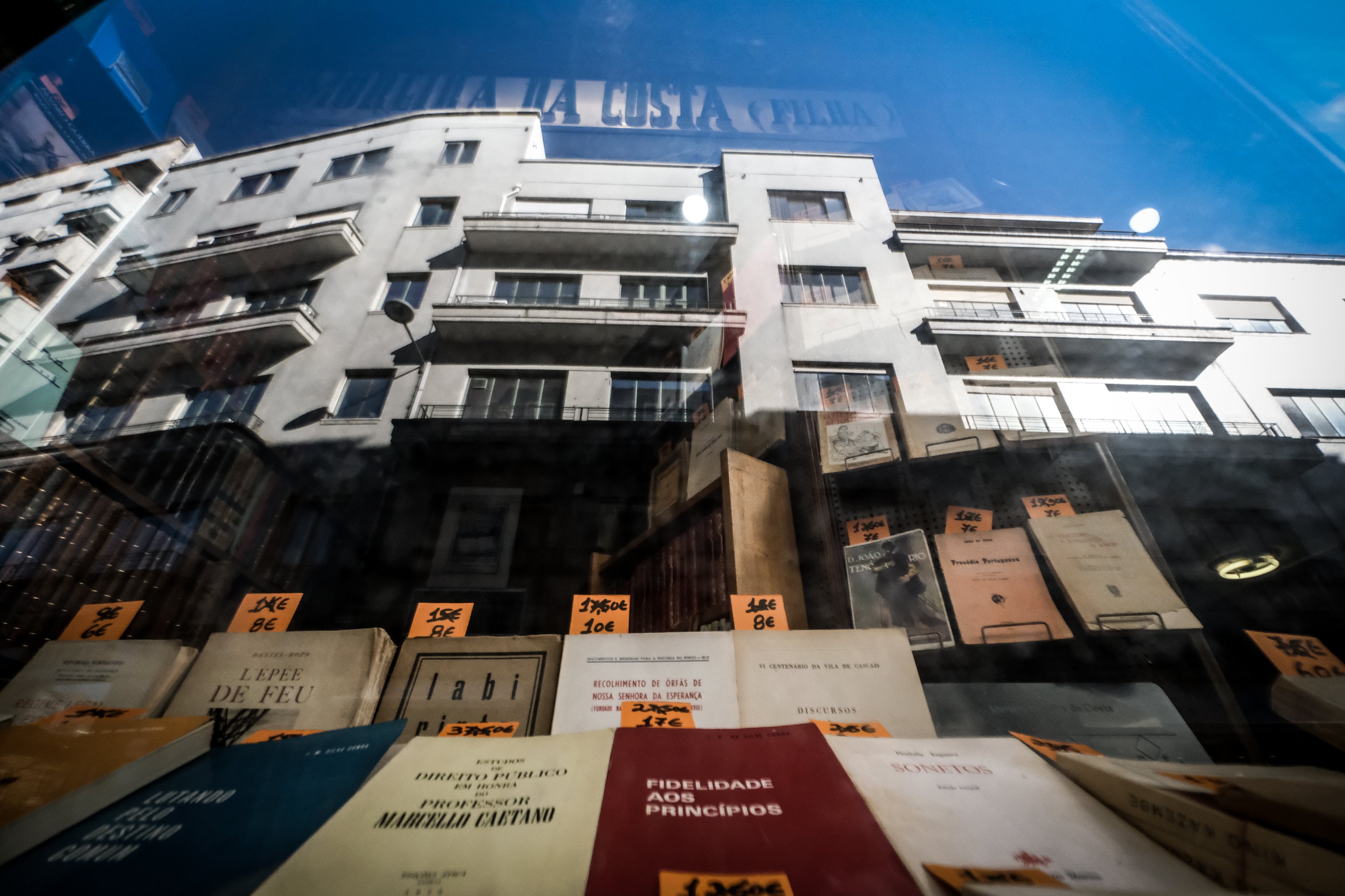 Porto, 08/02/2022 - A livraria e alfarrabista Moreira da Costa, faz 120 anos de história no Porto. Miguel Carneiro é o proprietário da livraria e o rosto de um legado que começou há cinco gerações. (Rui Oliveira/Observador)