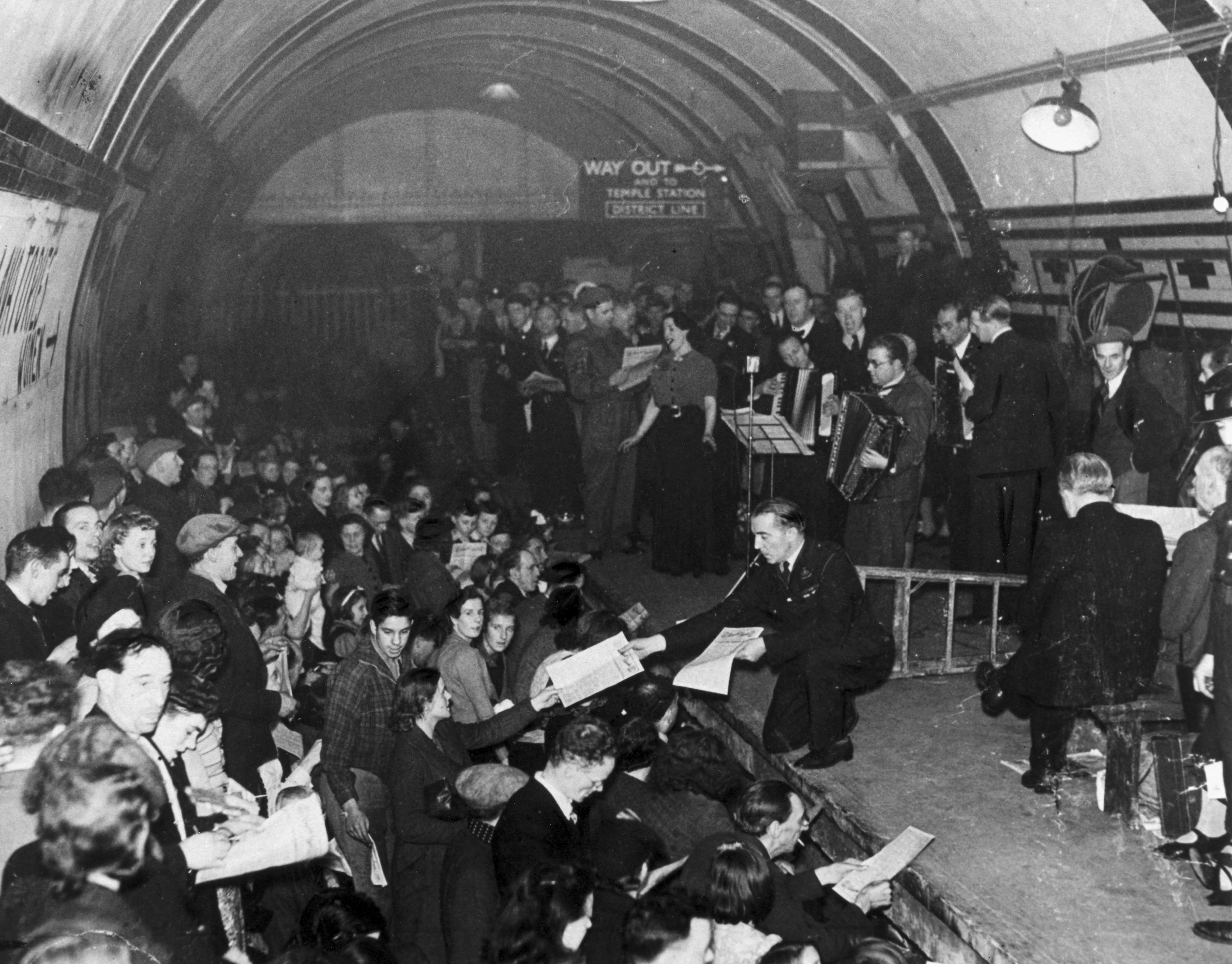 A população de Londres procura refúgio nas estações de metro durante o Blitz, em 1940