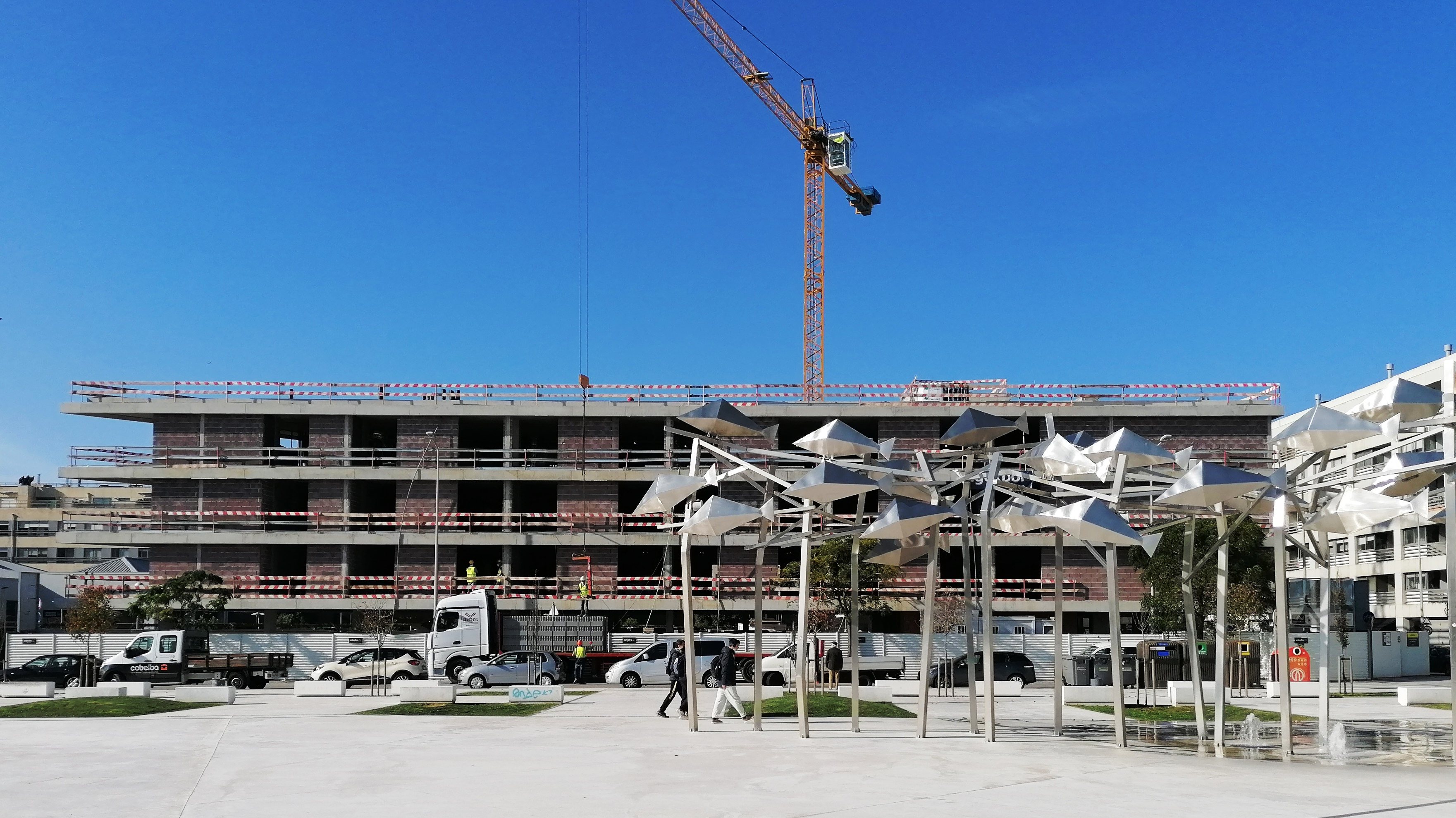 O aparthotel está a ser construído a um passo do mar, em Matosinhos