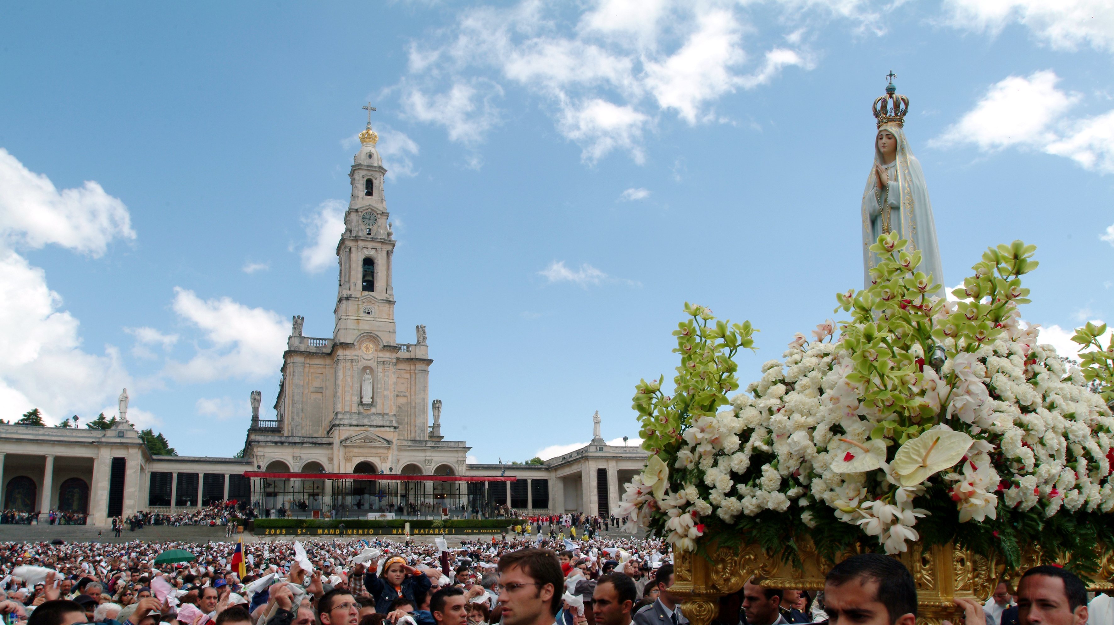 A JMJ realiza-se de 1 a 6 de agosto, em Lisboa, presidida pelo Papa Francisco, que se desloca ao Santuário de Fátima no dia 5. Já nos dias 12 e 13 de agosto, decorre a peregrinação do migrante e refugiado a este santuário
