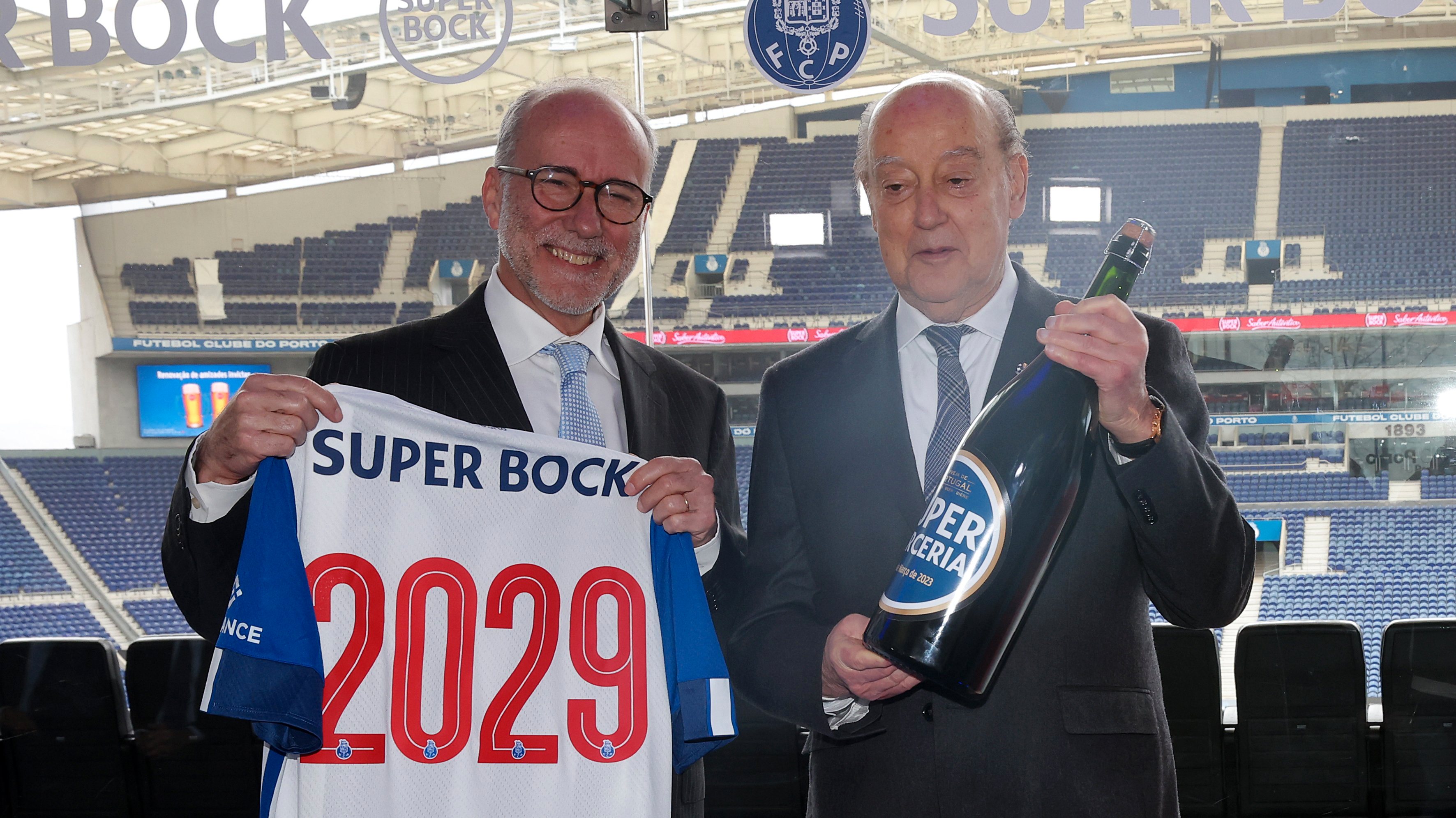 Pinto da Costa e Rui Lopes Ferreira, CEO do Super Bock Group, anunciaram o prolongamento da parceria entre clube e marca por mais cinco anos