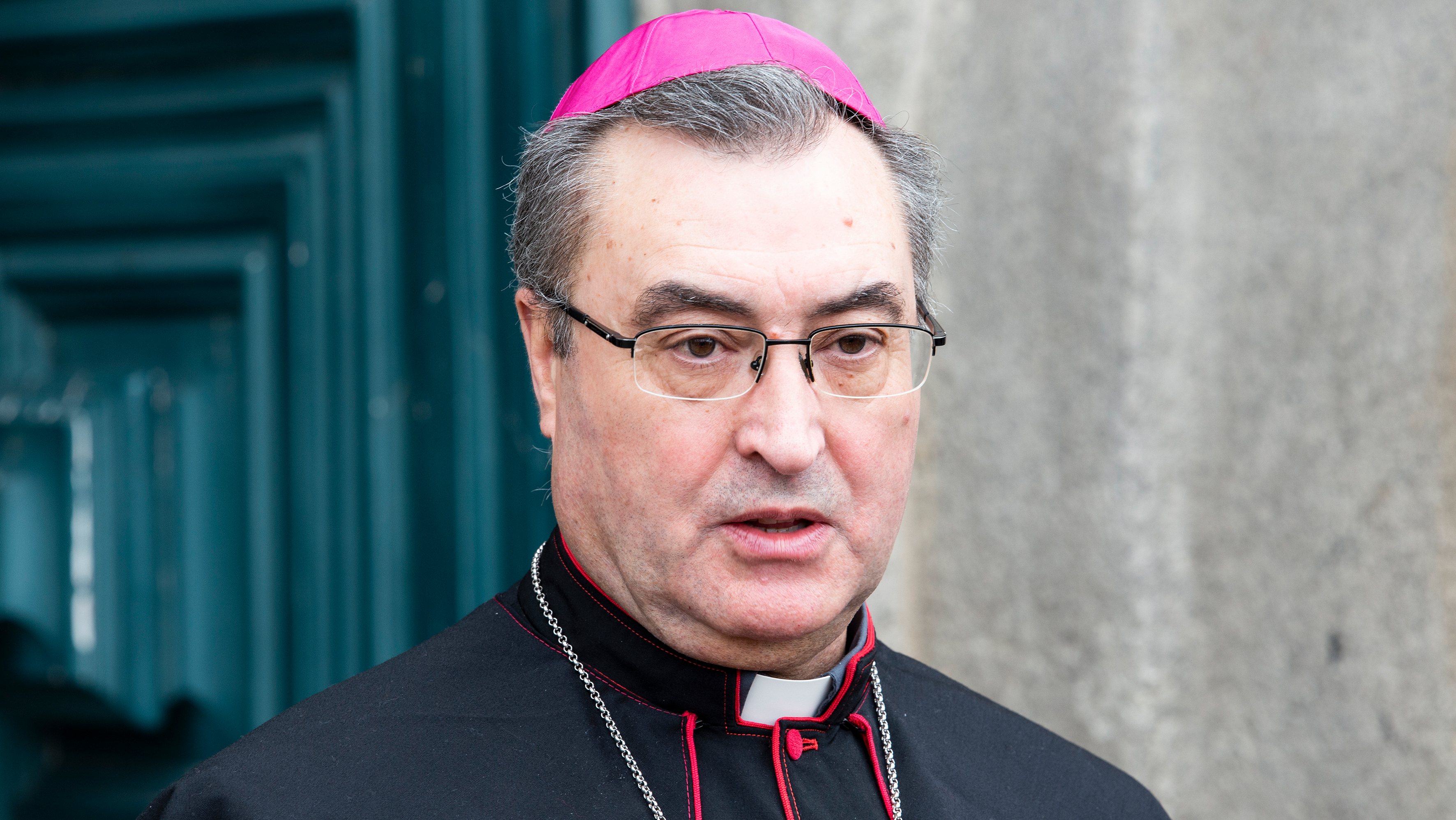 Bispo do Porto defende que não deve haver casamentos e batizados