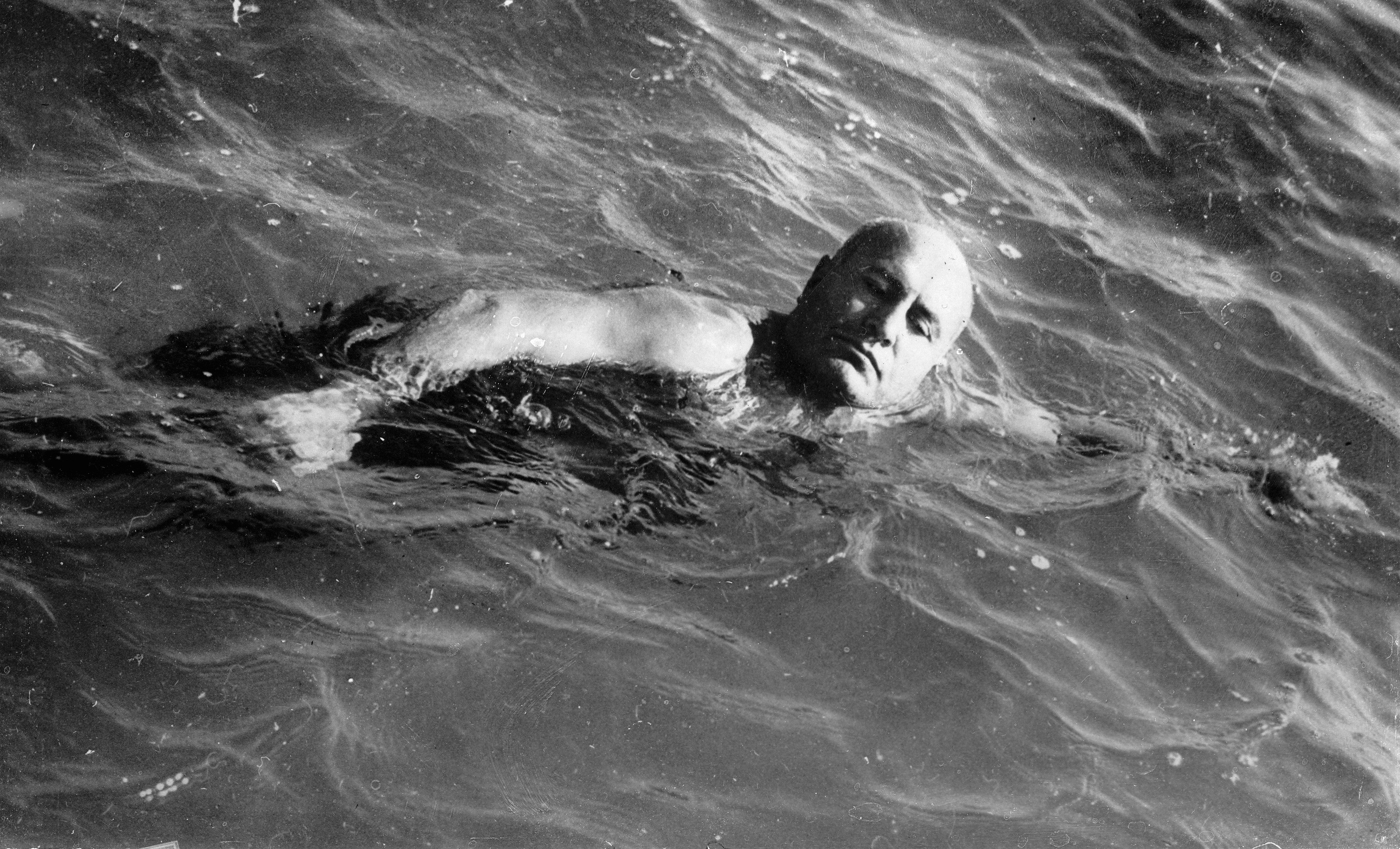 Benito Mussolini swims in Rom. Photograph. November 2nd 1934. (Photo by Imagno/Getty Images) Benito Mussolini beim Schwimmen. Photographie. 2.11.1934.
